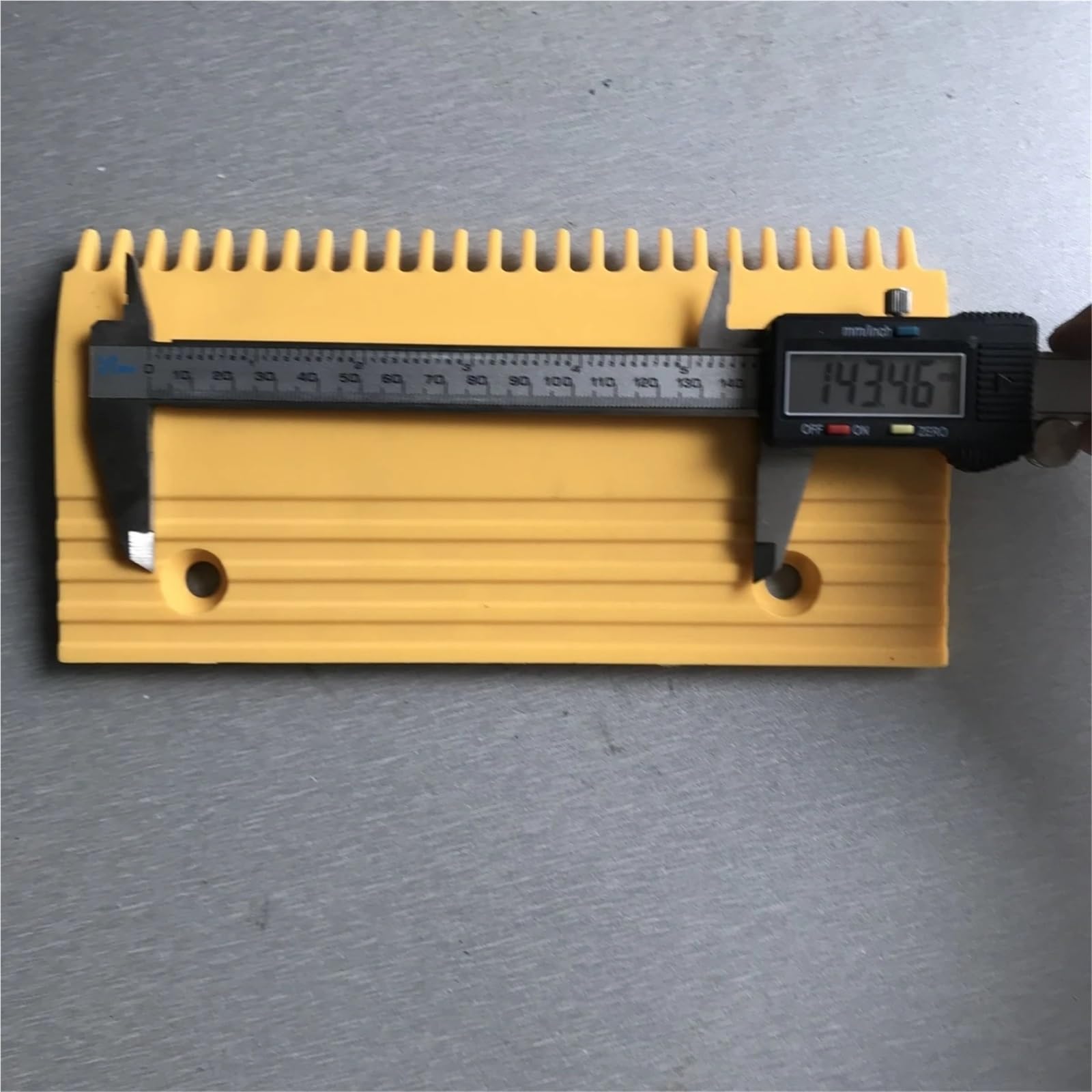 Peigne d'escalier mécanique, pièces détachées d'ascenseur en plastique, pièces de levage LDTJ-B-1 L213 mm l108 mm, entraxe 143 mm, RHS 25T