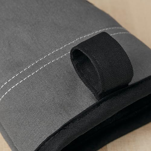 Vista 23 de KitchenAid Beacon - Juego de guantes de horno antideslizantes de dos tonos, batido/beige, 5.75 x 13 pulgadas, 2 piezas