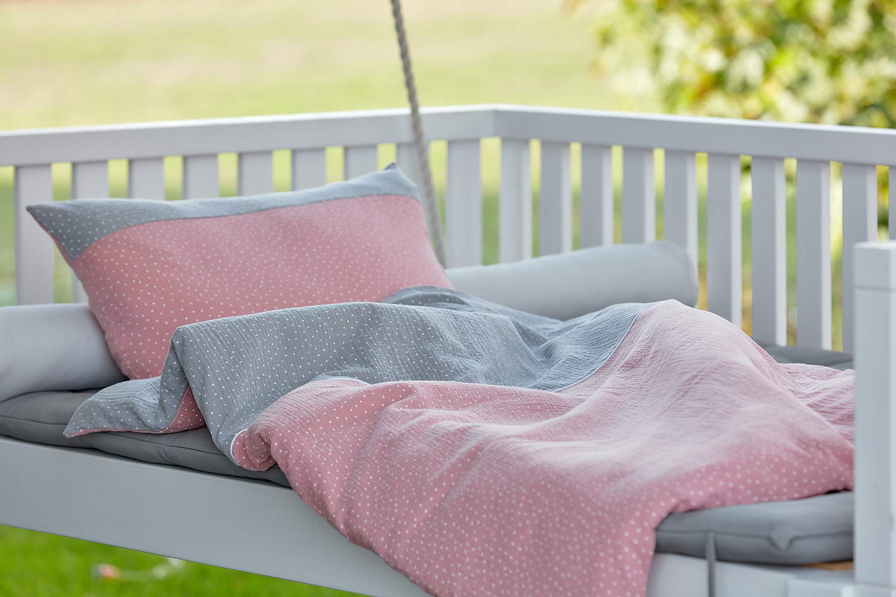 KraftKids Juego de ropa de cama de muselina gris lunares muselina rosa puntos de almohada 80 x 80 cm y edredón 140 x 200 cm, funda nórdica de algodón, ropa de cama hecha a mano fabricada en la UE
