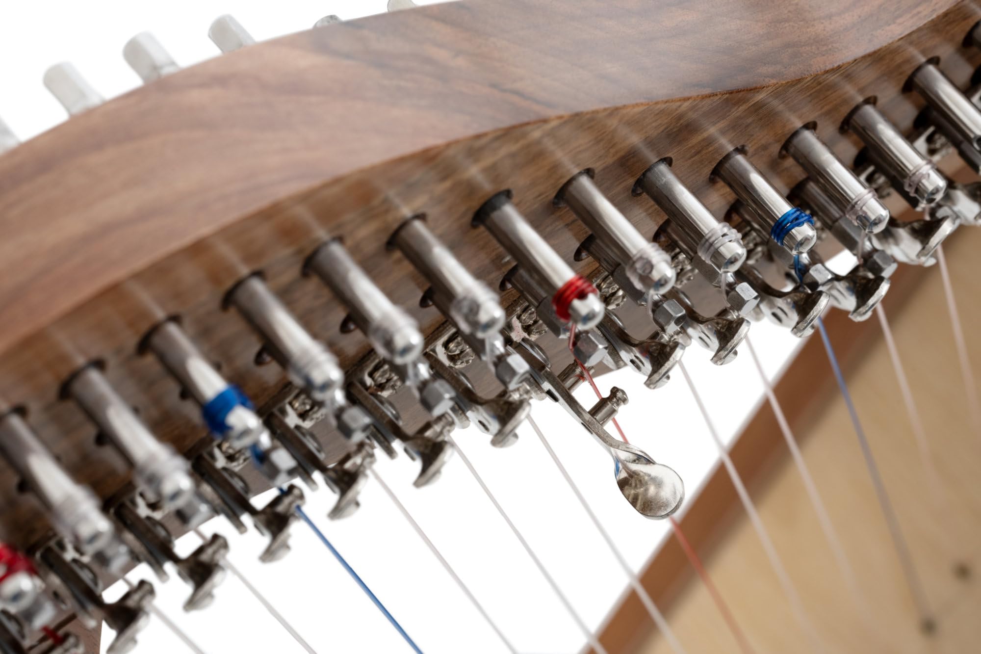Classic Cantabile H-22 WN Arpa Celtica 22 corde, accordatura Mi bemolle maggiore, meccanica a semitoni, legno noce, include borsa e 2 chiavi, altezza 83,5 cm.