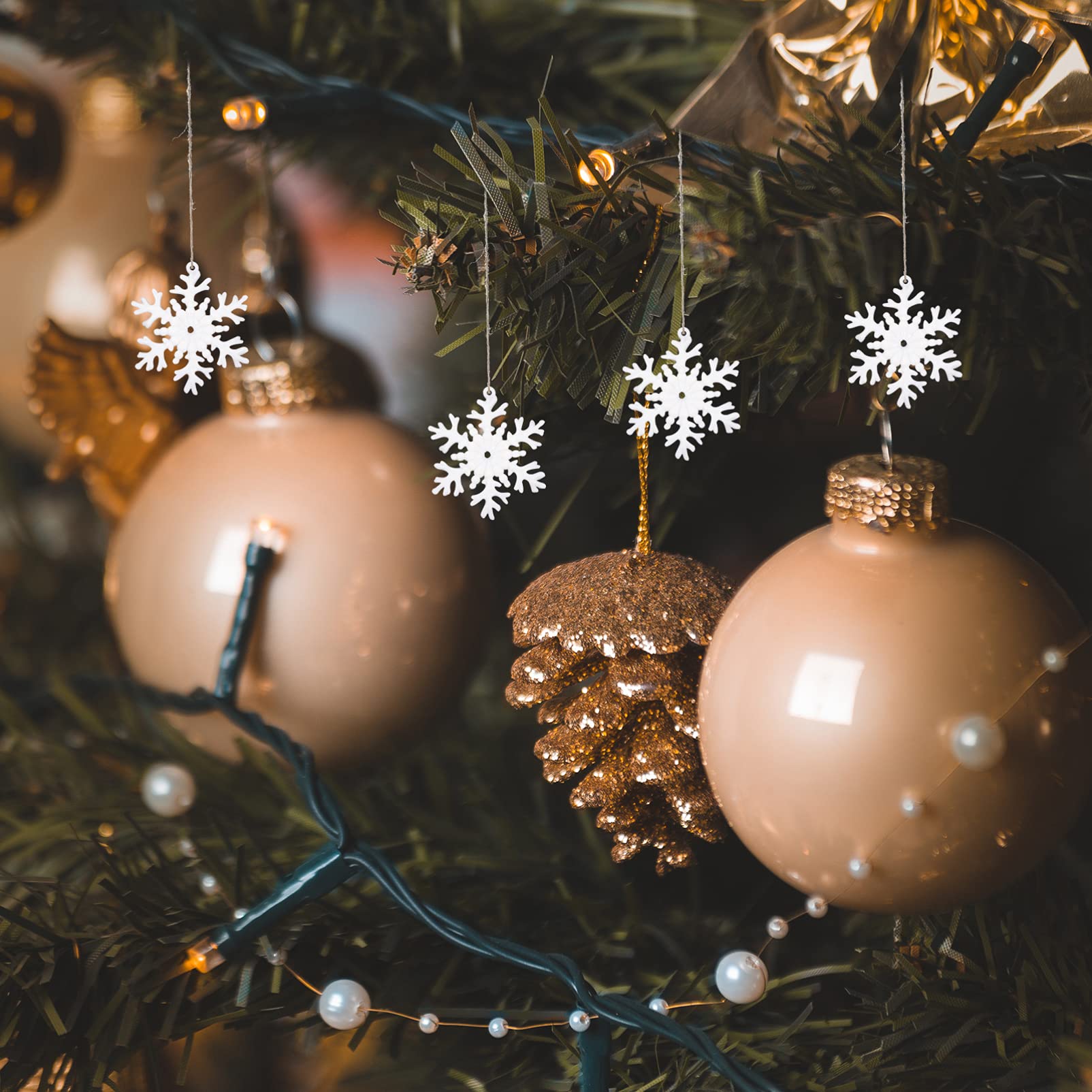 Amosfun 8 Sätze Weihnachtsschneeflocke-anhänger Schneeflockenverzierung Weihnachtsbäume Weihnachts-hüpfburgen Weihnachtsbaumschmuck Weihnachtstischstreuung Weihnachten Plastik Stück * 8