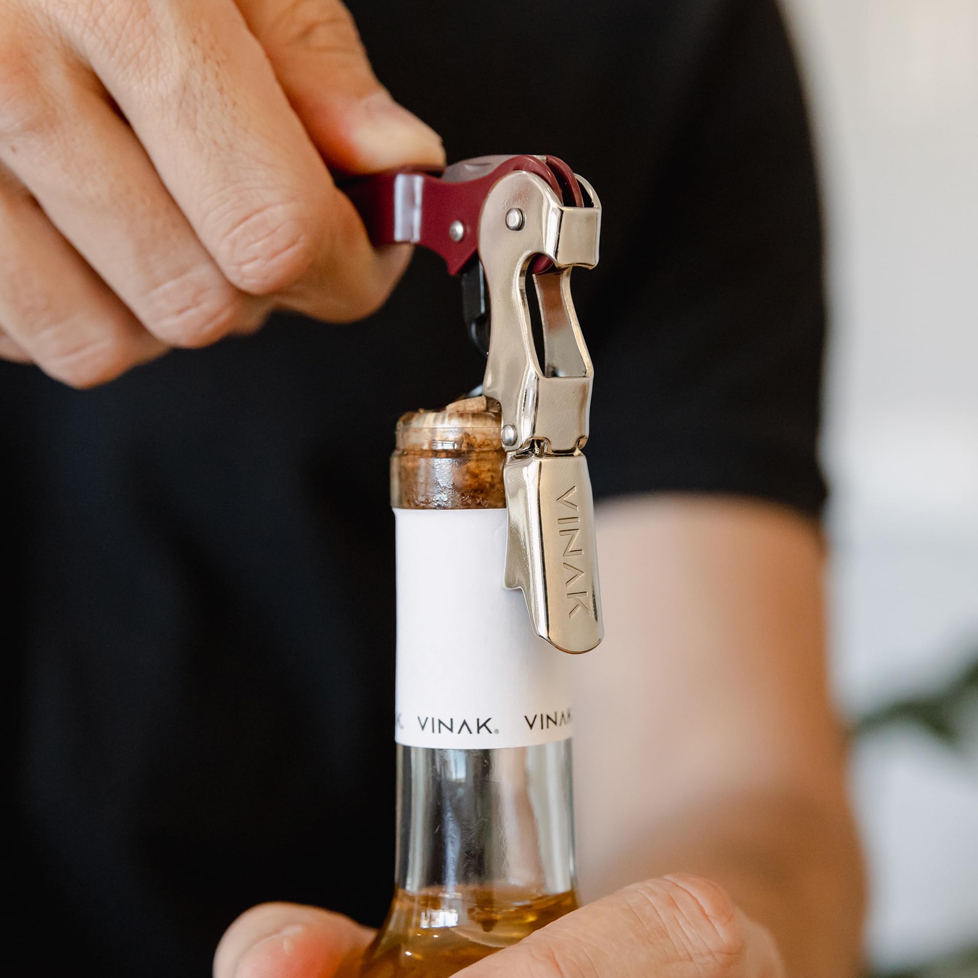 VINAK - Sacacorchos CAMARERO profesional en acero inoxidable con abrebotellas + doble apoyo articulado + navaja cortacápsulas y espiral teflonada (Negro)