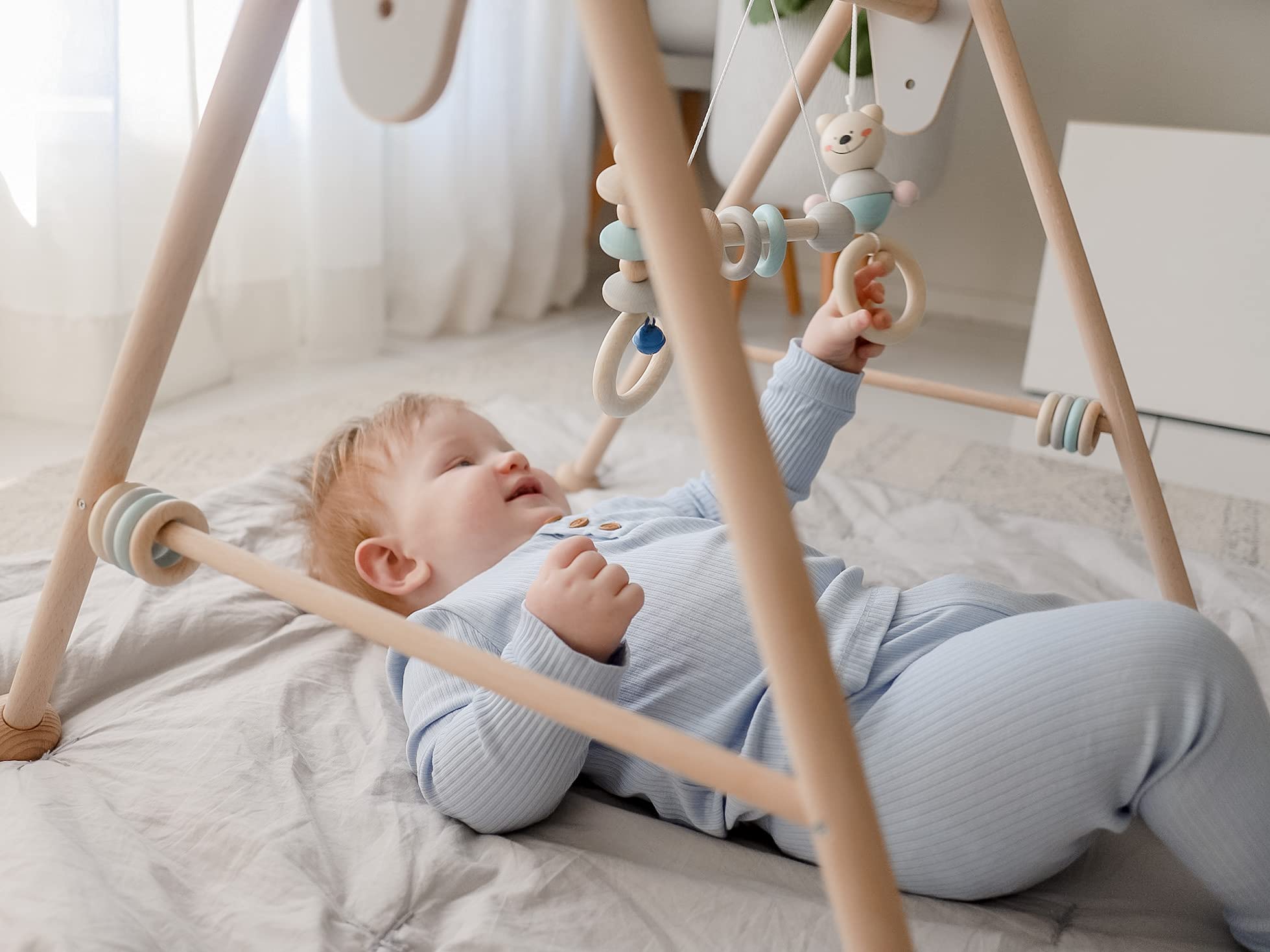 HESS SINCE 1990 - Spielbogen Baby Holz, Spieltrapez Schaf Rosa, Rasseln Figuren, Handgefertigt, Baby Gym ab 0, Made in Germany