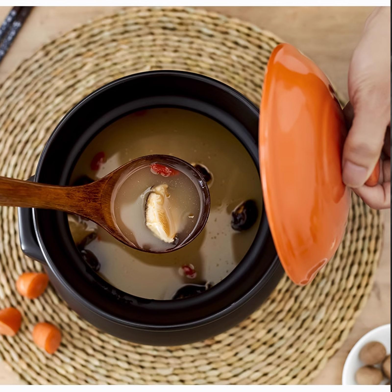 Casseruola in ceramica smaltata con coperchio, pentola resistente ed elegante, perfetta per servire e cuocere piatti, ideale per pasti e riunioni in famiglia