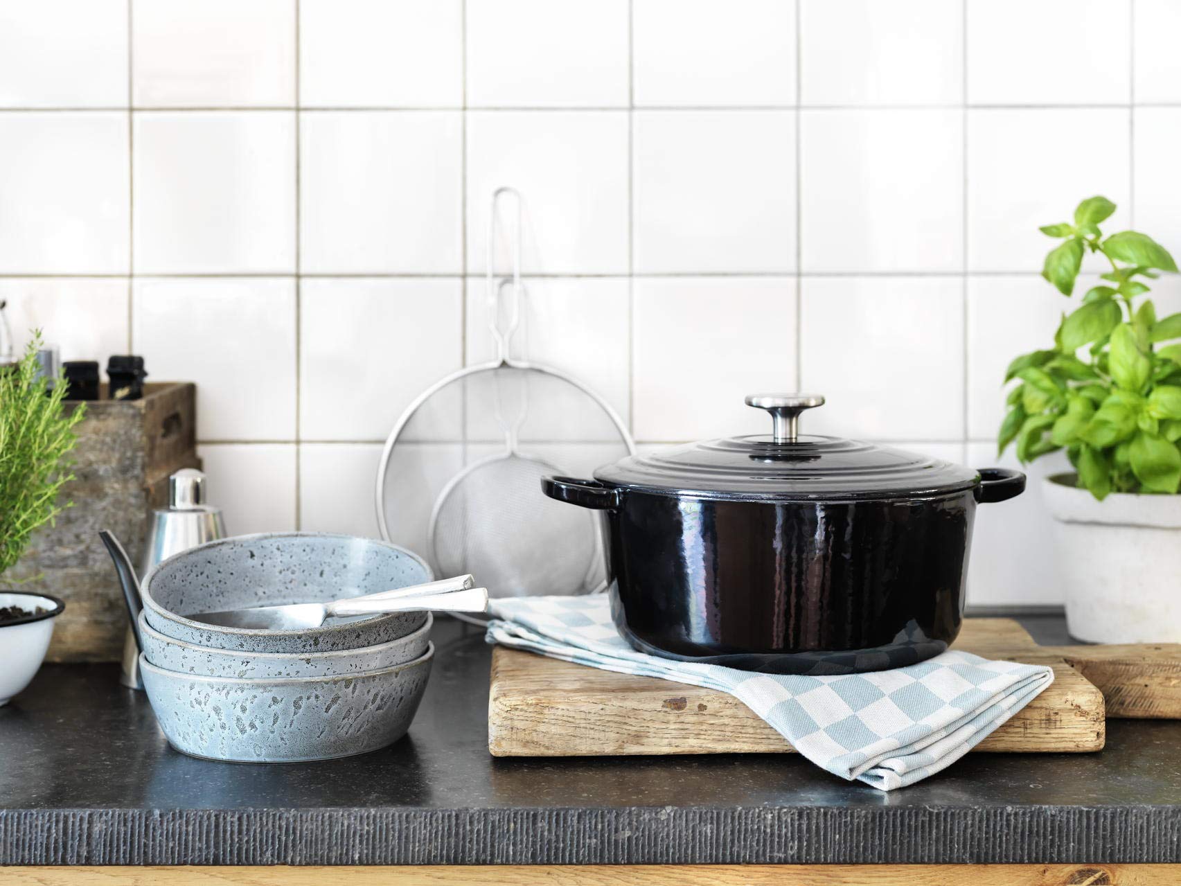BK Bourgogne Olla de Hierro Fundido Esmaltado 20cm/2,5 L con Tapa, Inducción, Cazuela Ronde para Cocinar, Estofar, Guisar, Horno y Lavavajillas, Jet Negro
