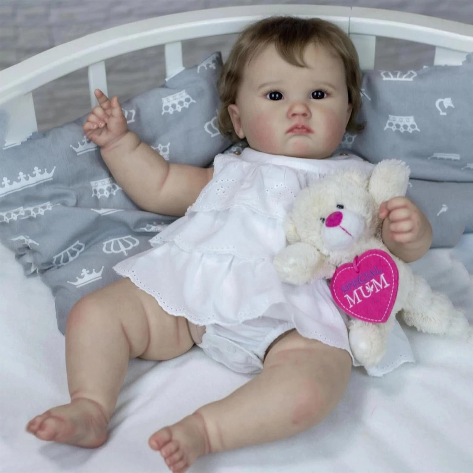 Bambole Reborn 50 cm Bambole Realistica con Corpo in Cotone Morbido, Vestito Bianco Ricamato e Capelli Ricci, Regalo e Oggetto da Collezione per Bambini dai 3 Anni in su(senza il peluche dell'orsetto)