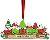 Vista 4 de Adorno personalizado en 3D de nuestra primera Navidad 2025 Adornos personalizados de gnomos para parejas en troncos, hongo y setas, adorno 2025