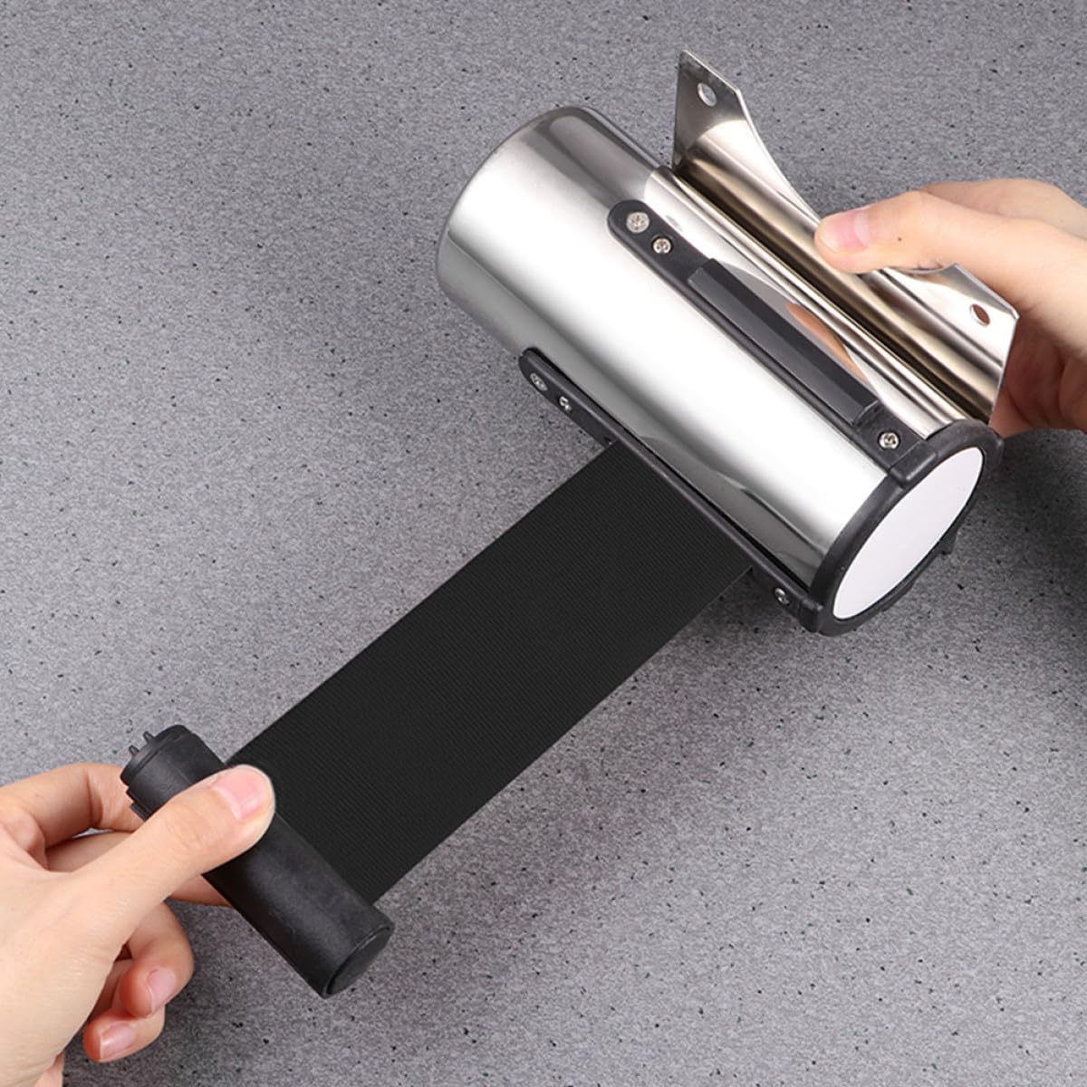 Barrera Retráctil De Acero Inoxidable con Cinta Negra: Sistema De Gestión De Colas Montado En La Pared para Un Control Eficaz De Visitantes Y Seguridad De Multitudes.