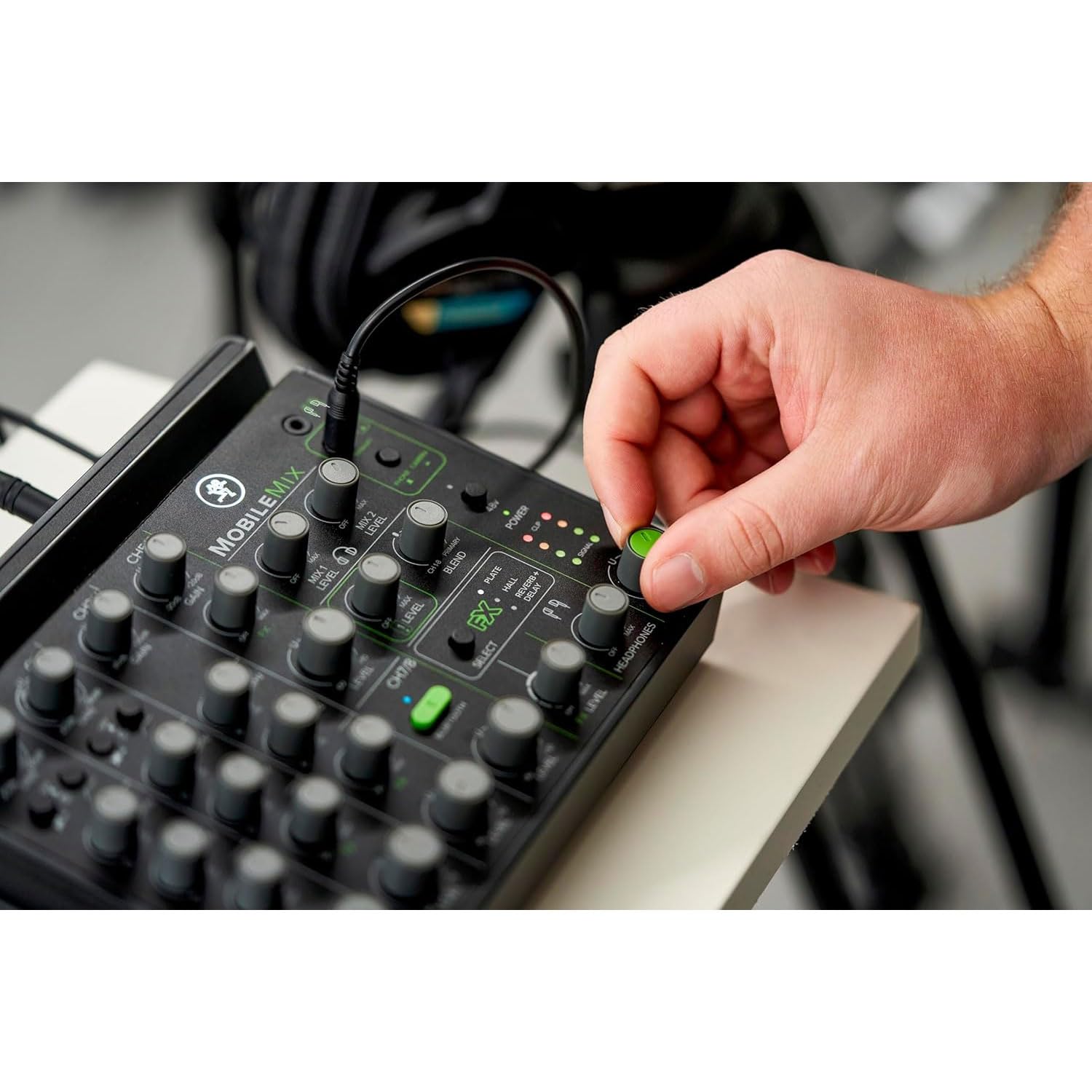 Mackie MobileMix - Mixeur 8 canaux alimentable par USB pour production audiovisuelle, sonorisation et streaming d'instruments, de microphones et de Bluetooth®