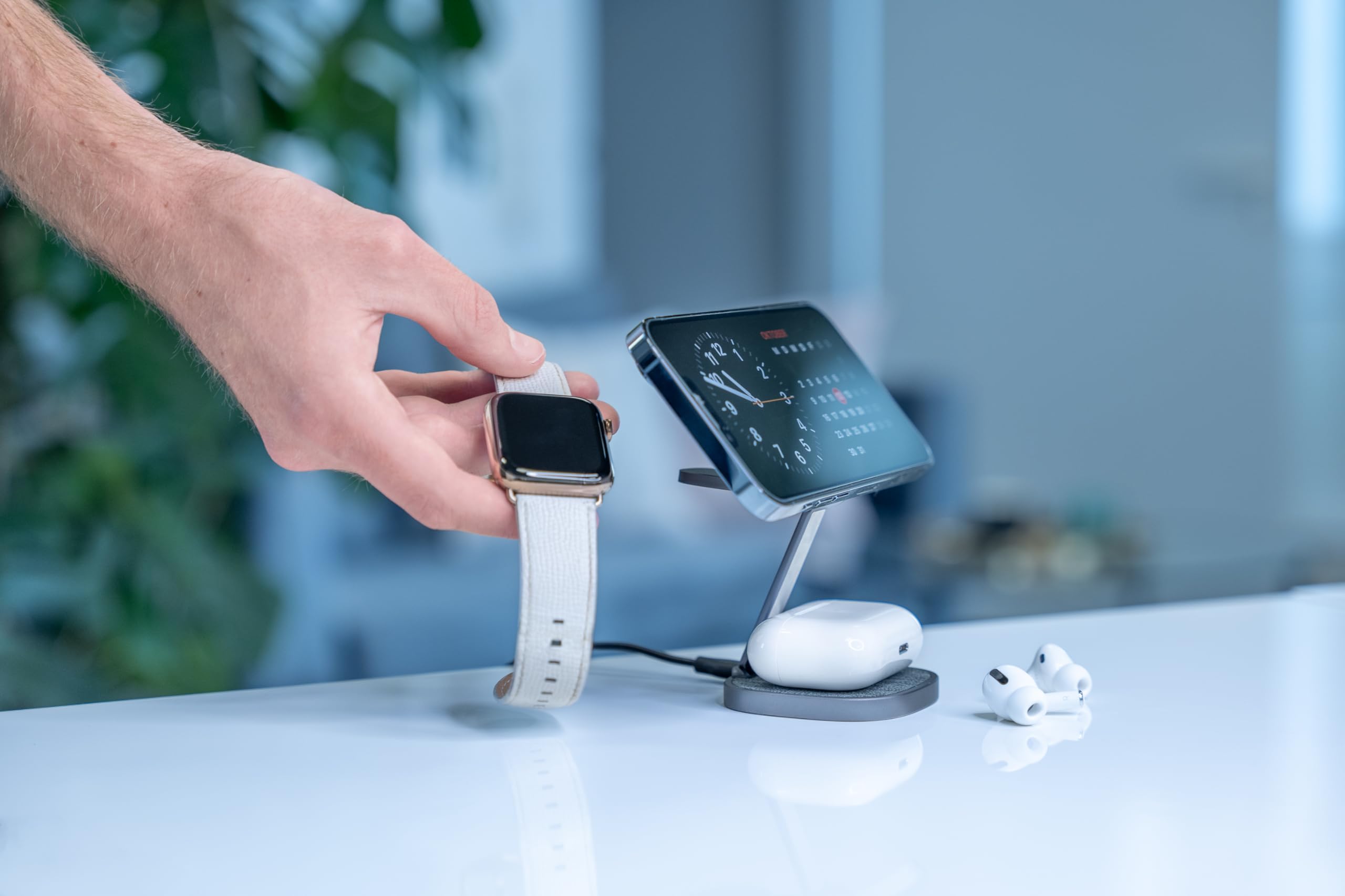 XLayer MagFix Pro 3 in 1 Stazione di ricarica Apple Wireless Charger | Pieghevole | Standby | Compatibile Magsafe | Magnetico | Senza fili | Caricatore per iPhone 16 15 Pro ,14/13/12 Watch