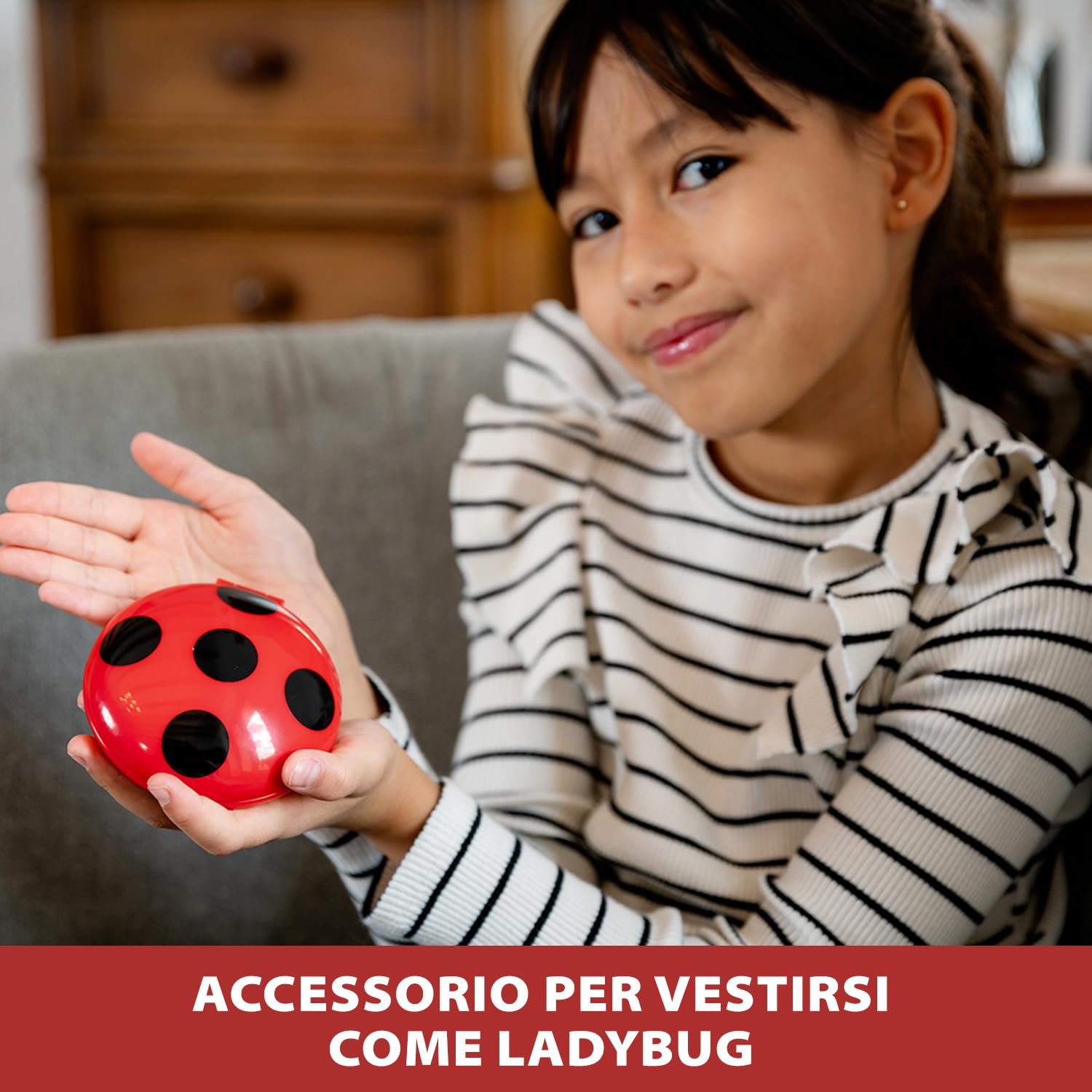 Bandai - Miraculous - Telefono magico di Ladybug - Accessorio di role play per travestirsi da Ladybug - Giocattolo sonoro e luminoso - Giocattolo per bambini 4 anni e +