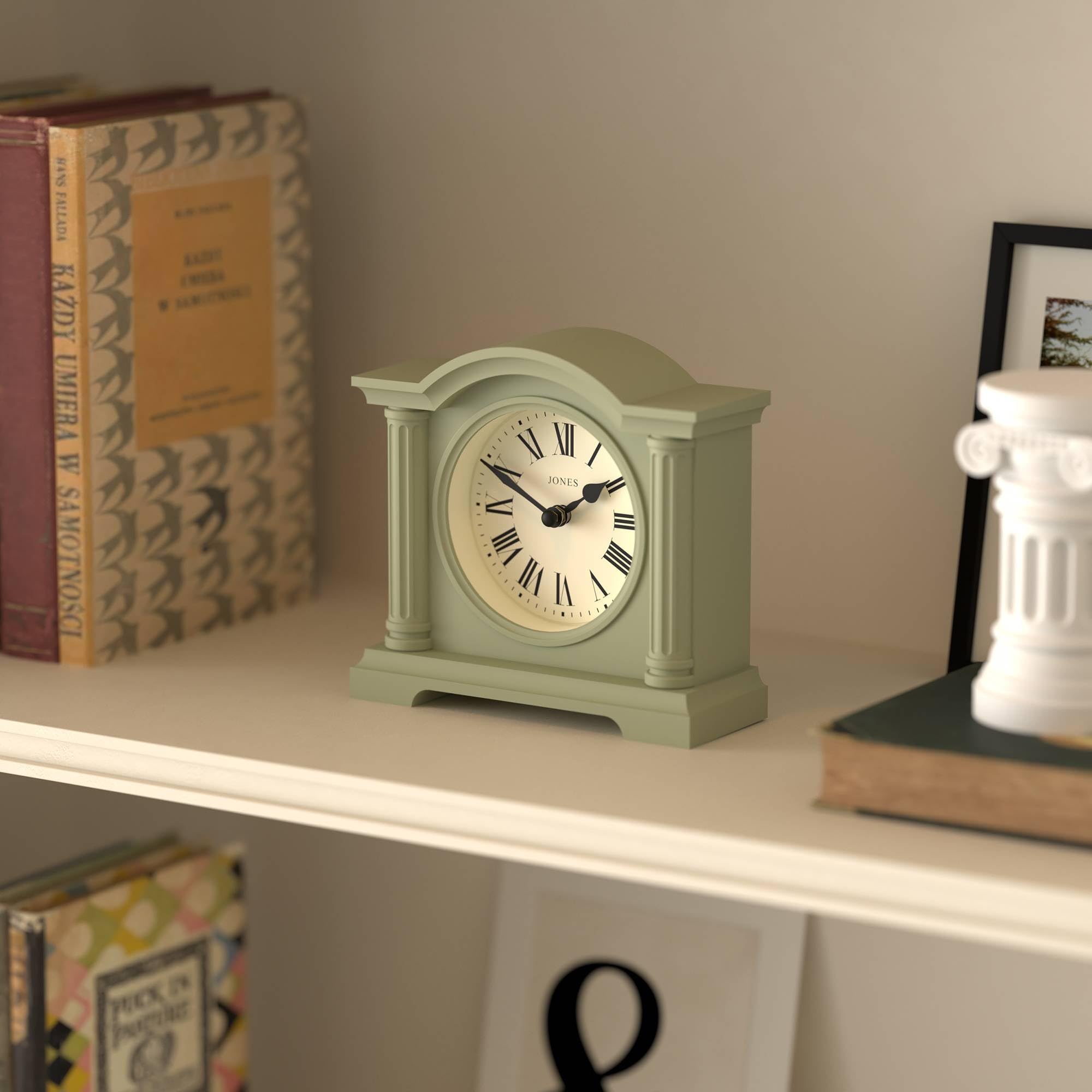 JONES CLOCKS® Kensington Kaminsimsuhr | Kleine Klassische bogenuhr | Salbeigrün | Stilvoll & zeitgenössisch | Ideal für Schreibtisch, kaminsims, bücherregal oder nachttisch