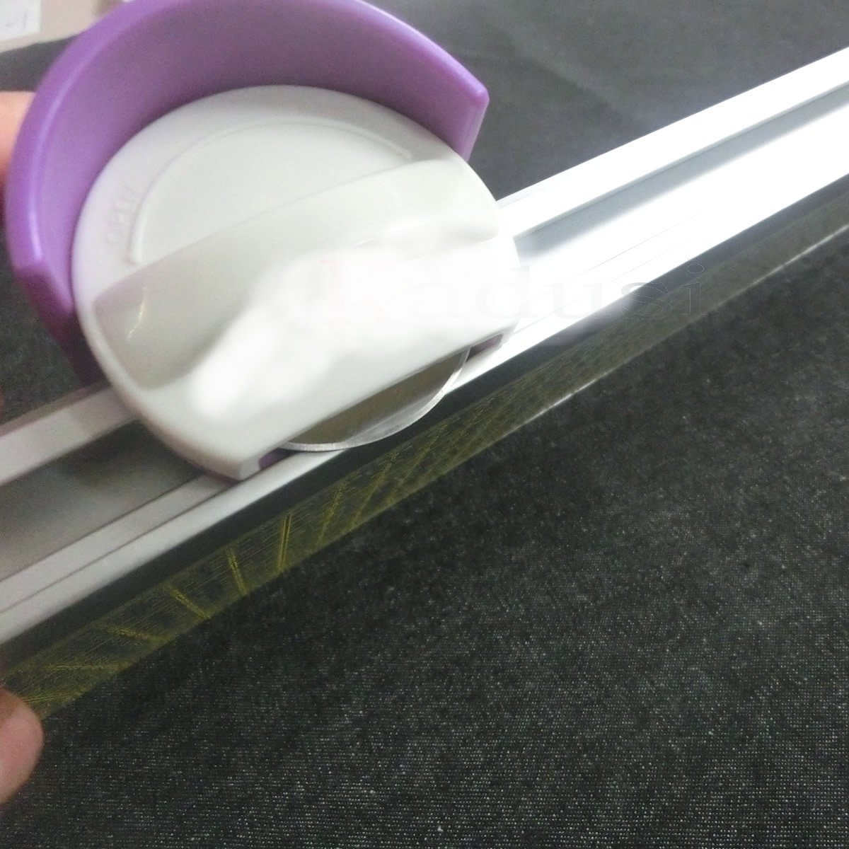 Ideas Lineal mit Rotationsschneider, Rollschneider mit integriertem Lineal zum Schneiden mehrerer Stoffe. 70 cm lang und breit, Kunststoff, Plastik