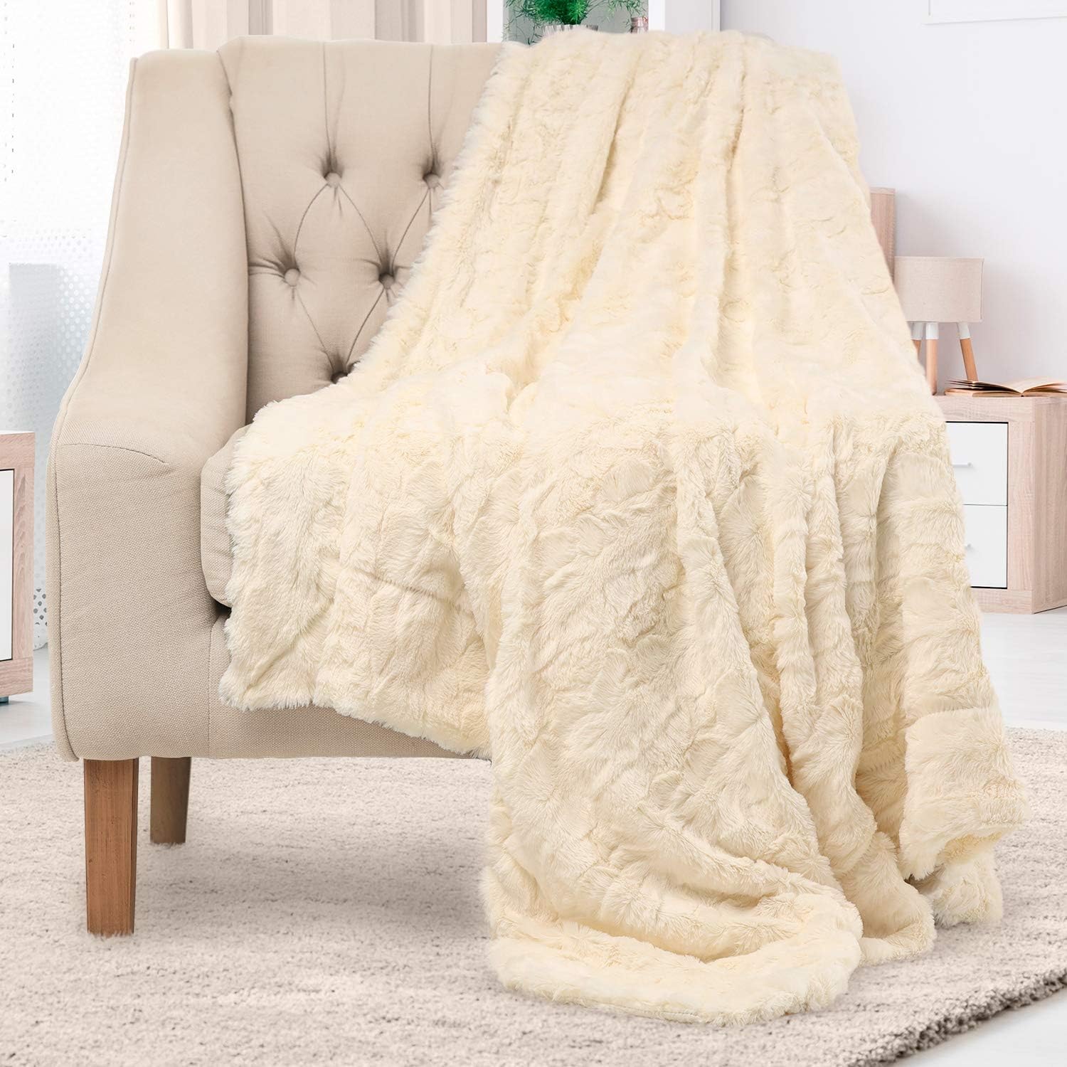 Soft & Comfortable Ivory Faux Fur Throw Blanket for Couch - (50"x65") Minky & Fluffy Fall Blankets & Throws, Plush Fuzzy Cover for Bed, Sofa & Living Room - Cozy Home Decor