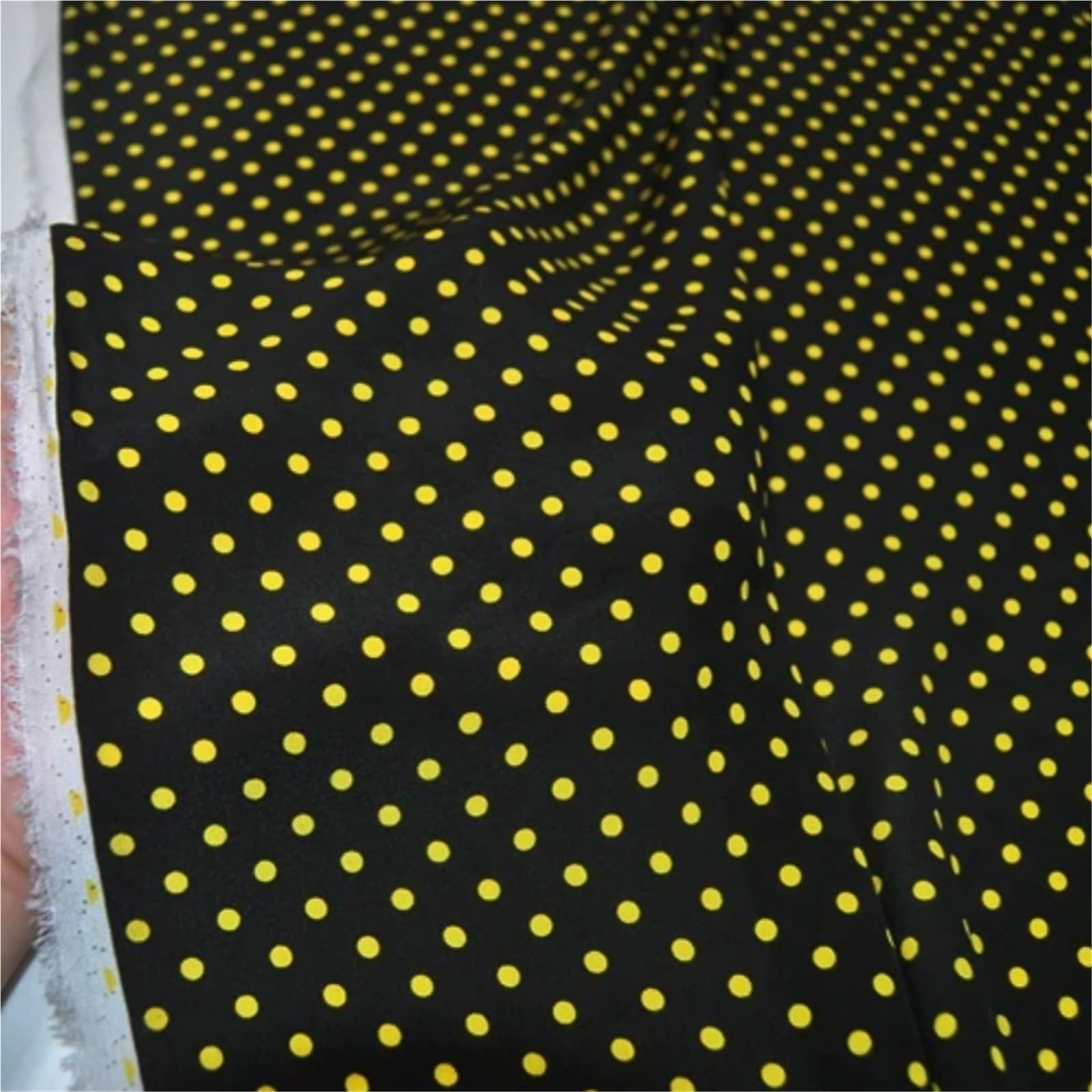 Tela de lunares Base negra, diseño De lunares amarillos, tela crepé seda transpirable for verano for mujer, vestido, ropa, falda for dormir