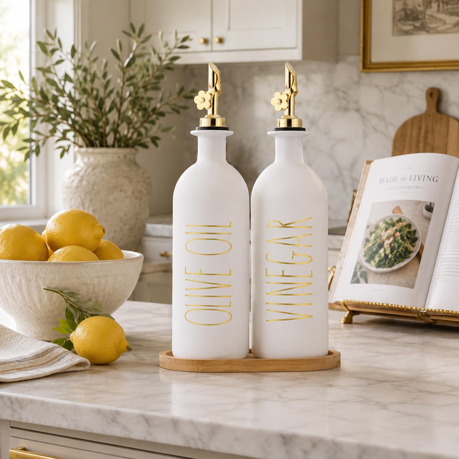 HOMCDALY Botellas dispensadoras de aceite de oliva de 16 onzas para cocina, juego dispensador de aceite y vinagre dorado, dispensador de aceite de vidrio para cocina con bandeja de bambú, juego de 2
