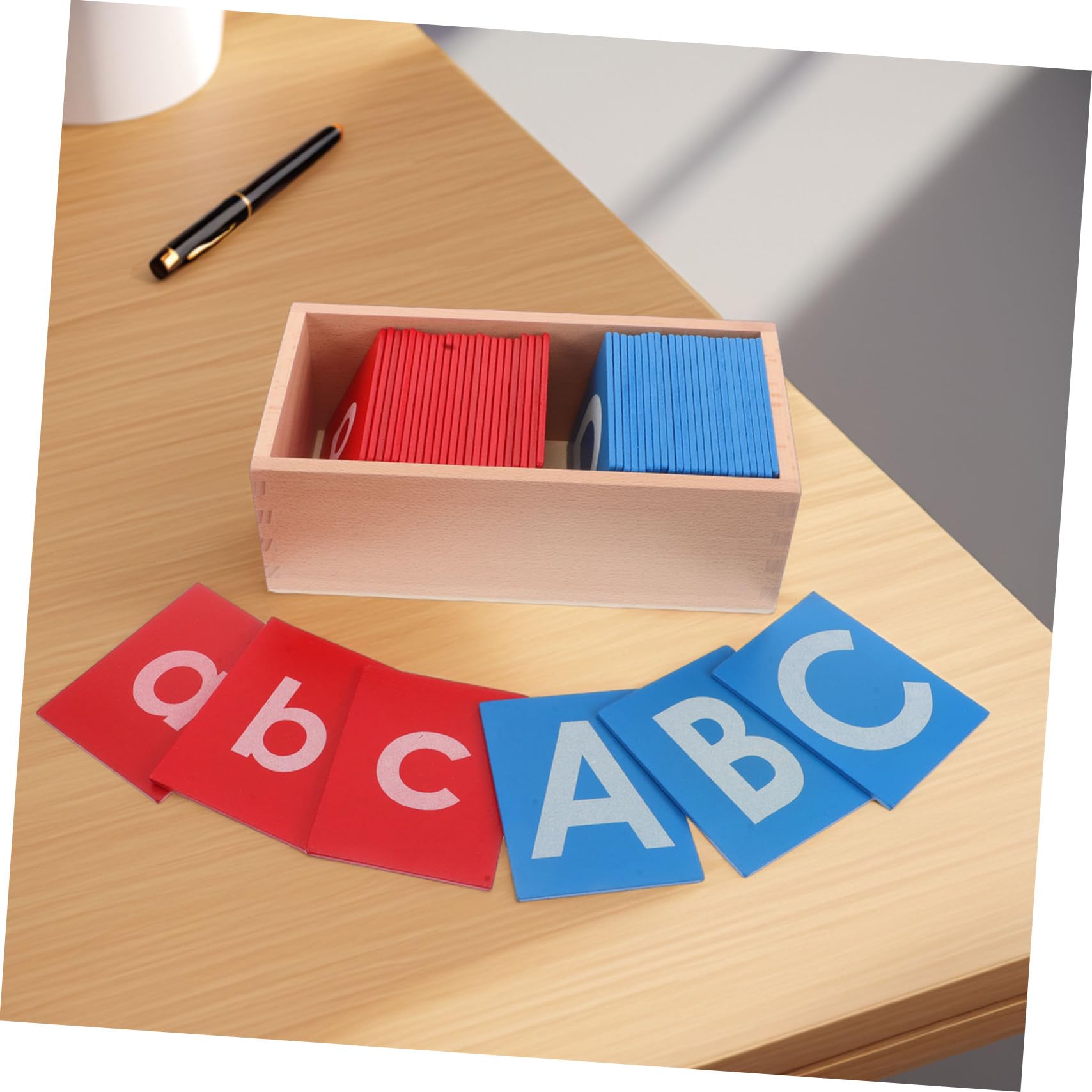 ERINGOGO Set Montessori di Lettere in Sabbia Colorata Rosso e Blu su Tavola di Legno per Ragazzo Ragazza, Materiale Educativo per Sviluppo Linguistico e Apprendimento a Casa o Asilo