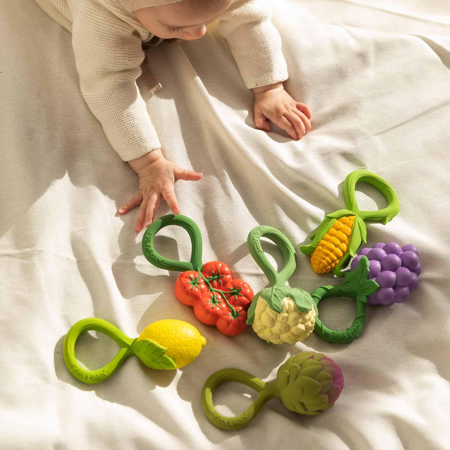 Oli & Carol - Hochet et anneau de dentition pour bébé en caoutchouc naturel - Cadeau pour bébé 0 3 6 mois, 1 an - Cauliflower