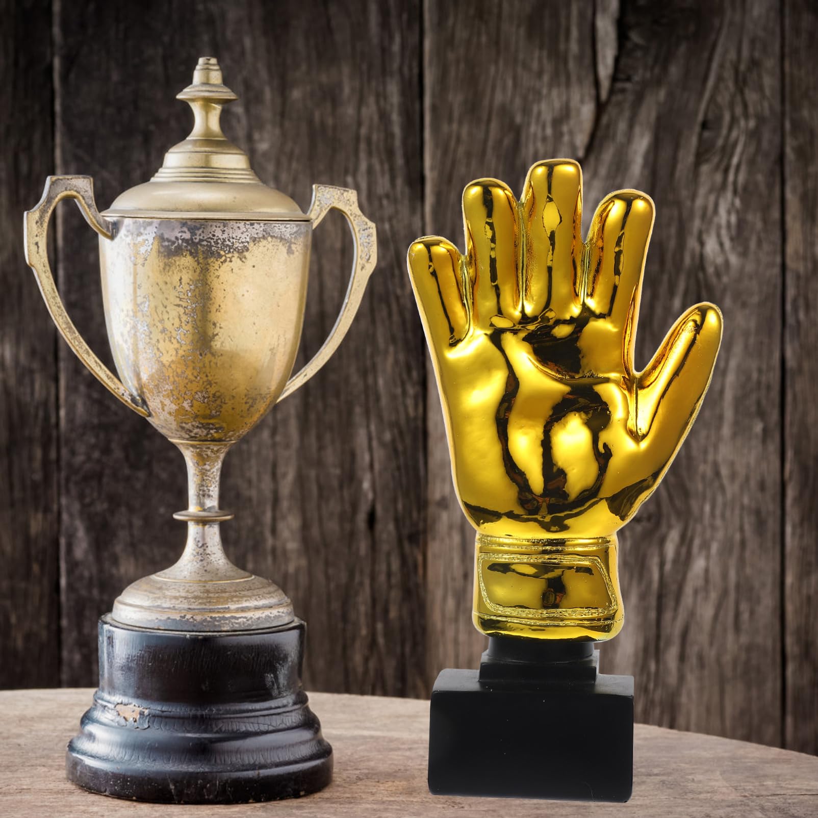 TOYANDONA Trofeo con guanti da portiere in resina rivestita in oro, premio per partite di calcio, ornamento da scrivania per ufficio, scuola e asilo (26,5 cm)