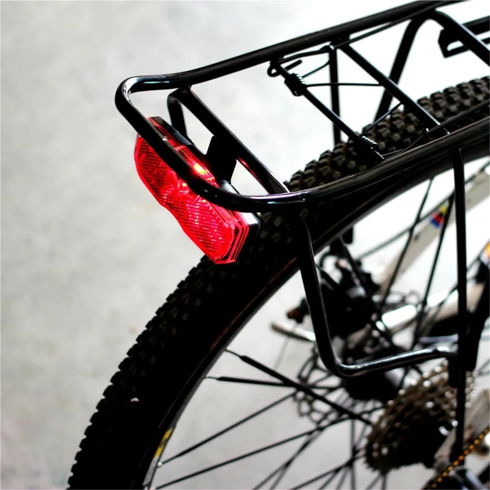 Lot de 4 réflecteurs de vélo LED pour feux arrière étanches alimentés par piles