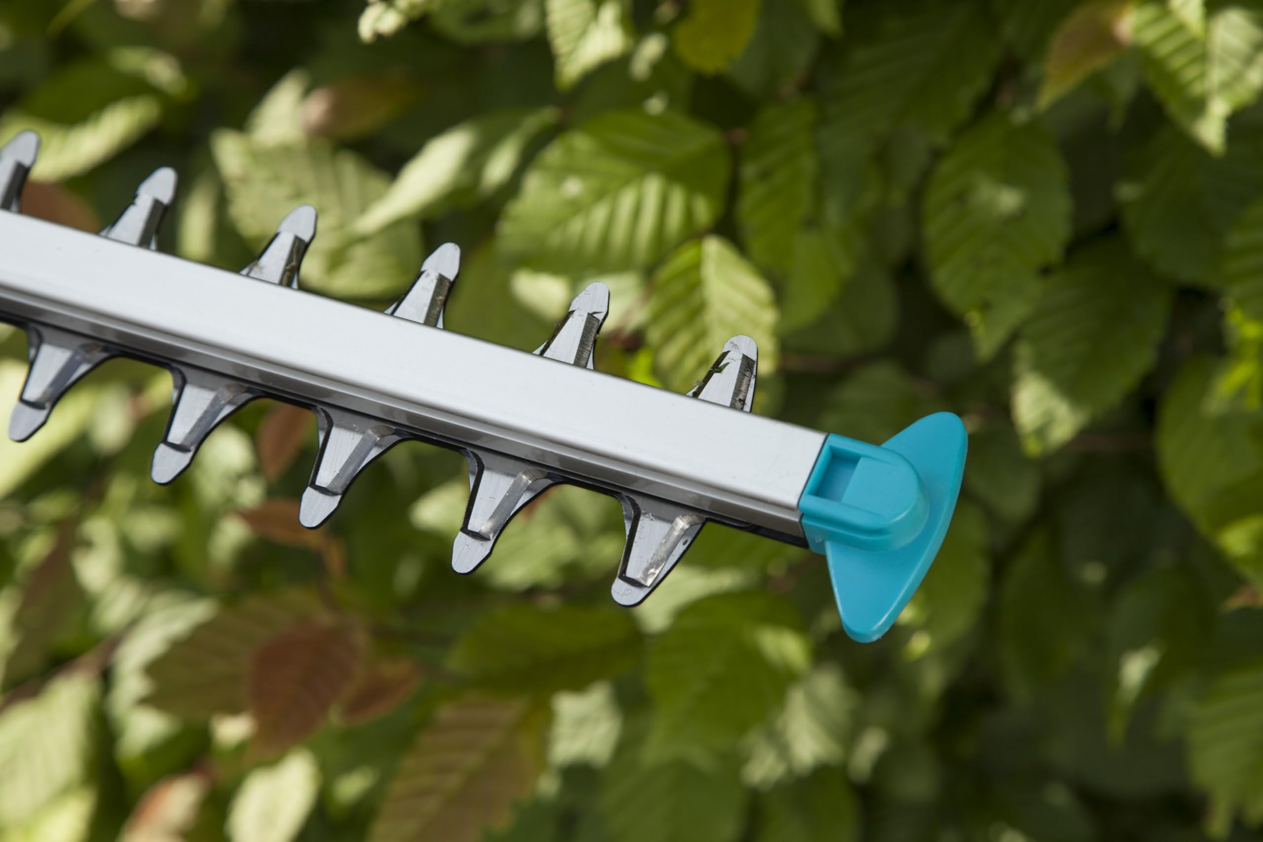 Gardena Elektro-Heckenschere ComfortCut 550/50: Heckenschneider mit 550 W Motorleistung, 50 cm Messerlänge, 27 mm Messeröffnung, ergonomischer Griff und Anschlagschutz (9833-20)