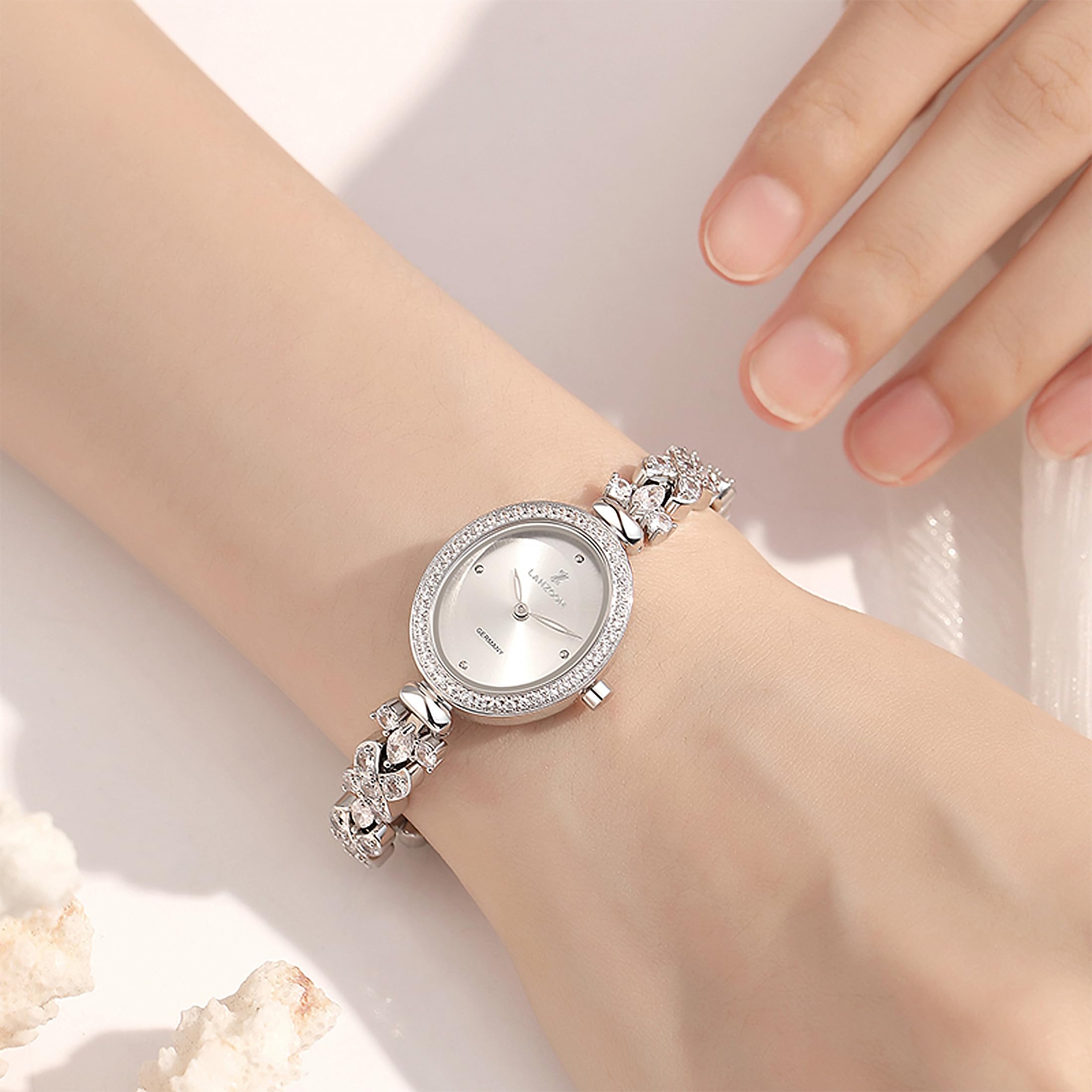 LANZOOM Damen Quarzuhr Silber Oval Kristall Set Uhr Verstellbarer Schmuckverschluss mit Zirkonia besetztes Armband 3ATM Wasserdicht Silber Modern