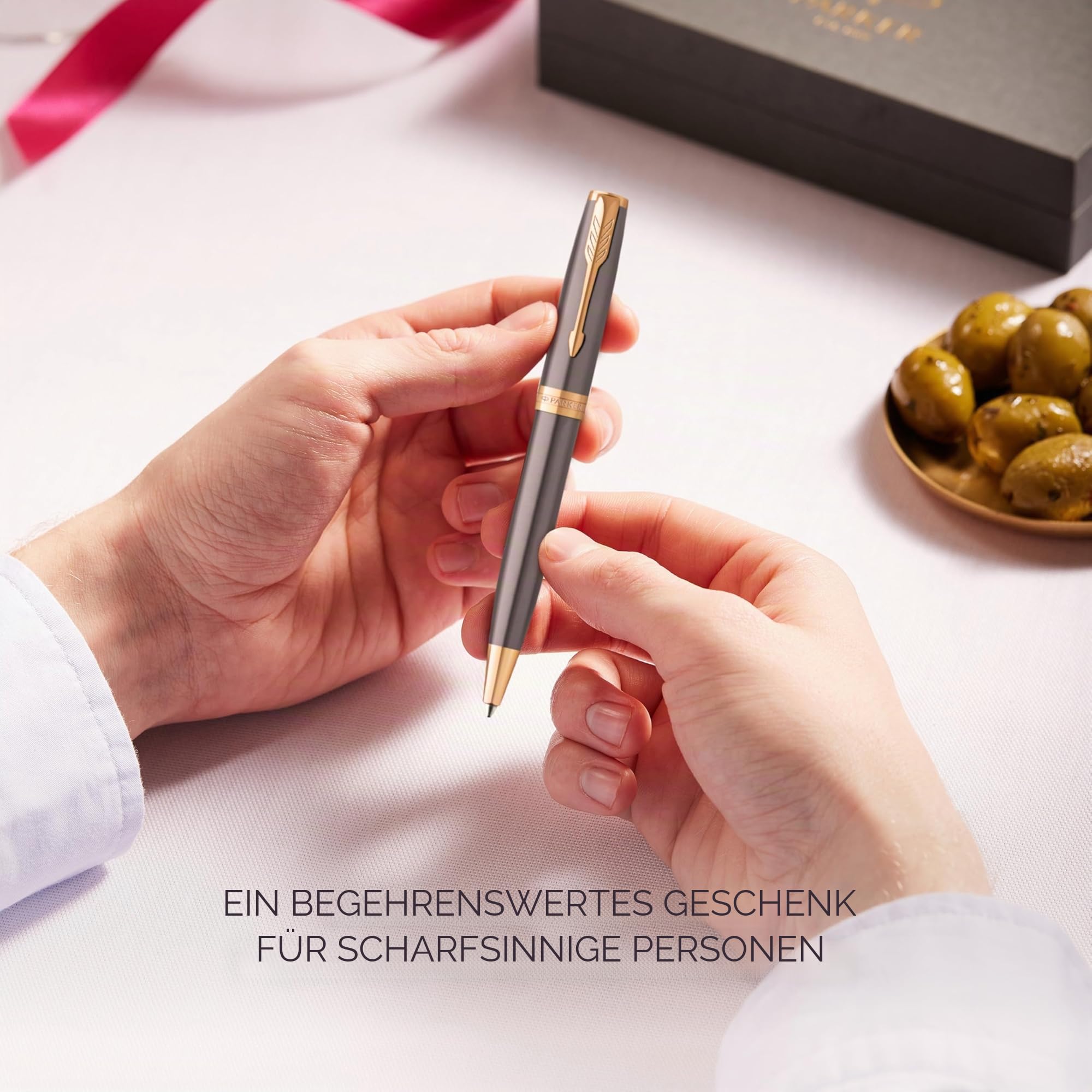 Parker Sonnet Kugelschreiber | grau lackiert mit goldenen Zierteilen | mittlere Spitze | Nachfüllpackung schwarze Tinte | Geschenkbox | perfekte Geschenke zum Schulabschluss