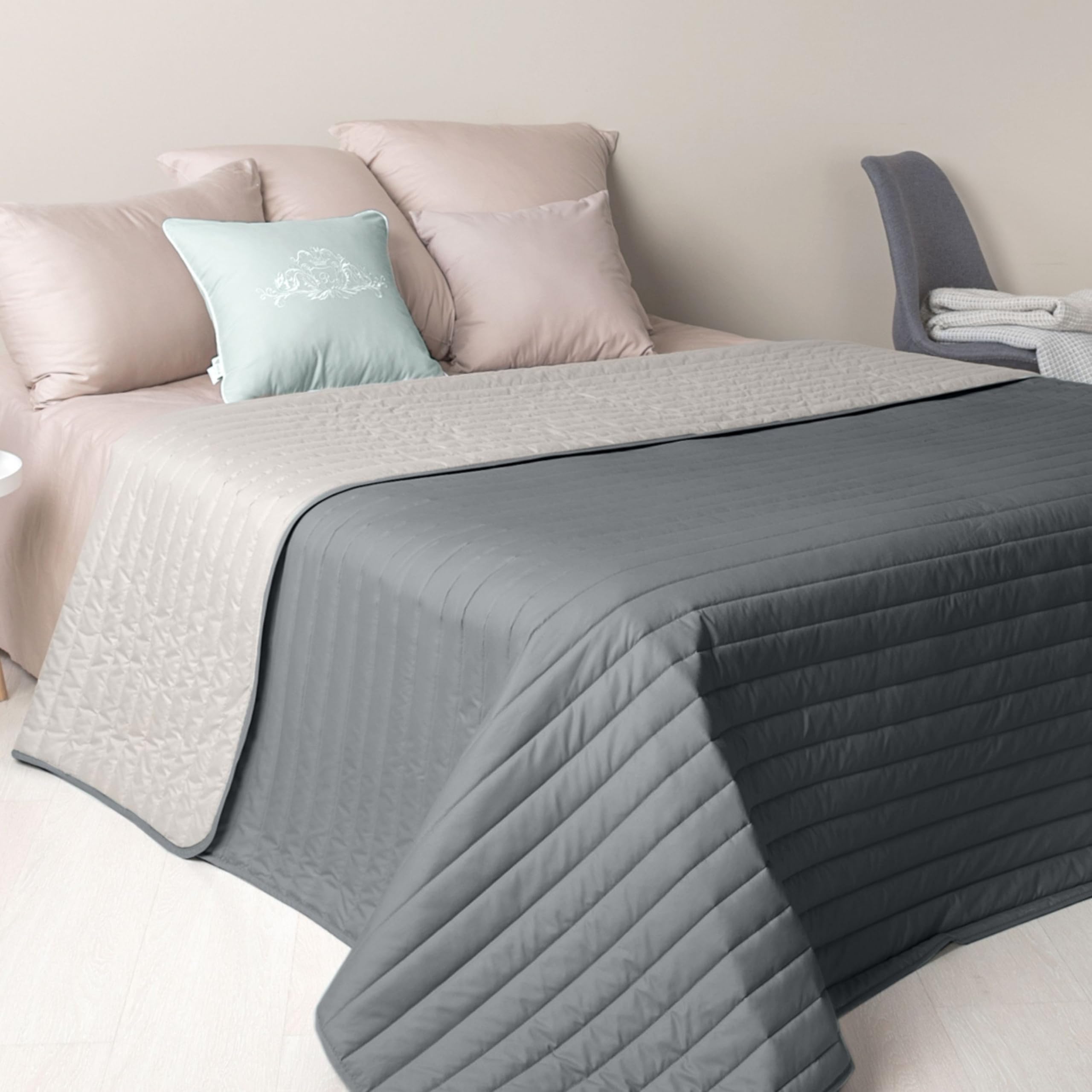 sei Design Luxus Tagesdecke 240x260 – Kuscheldecke & Überwurfdecke Beige - Grau – Sofadecke, Bettüberwurf & Deko für Schlafzimmer – Steppdecke flauschig, Wendedecke modern