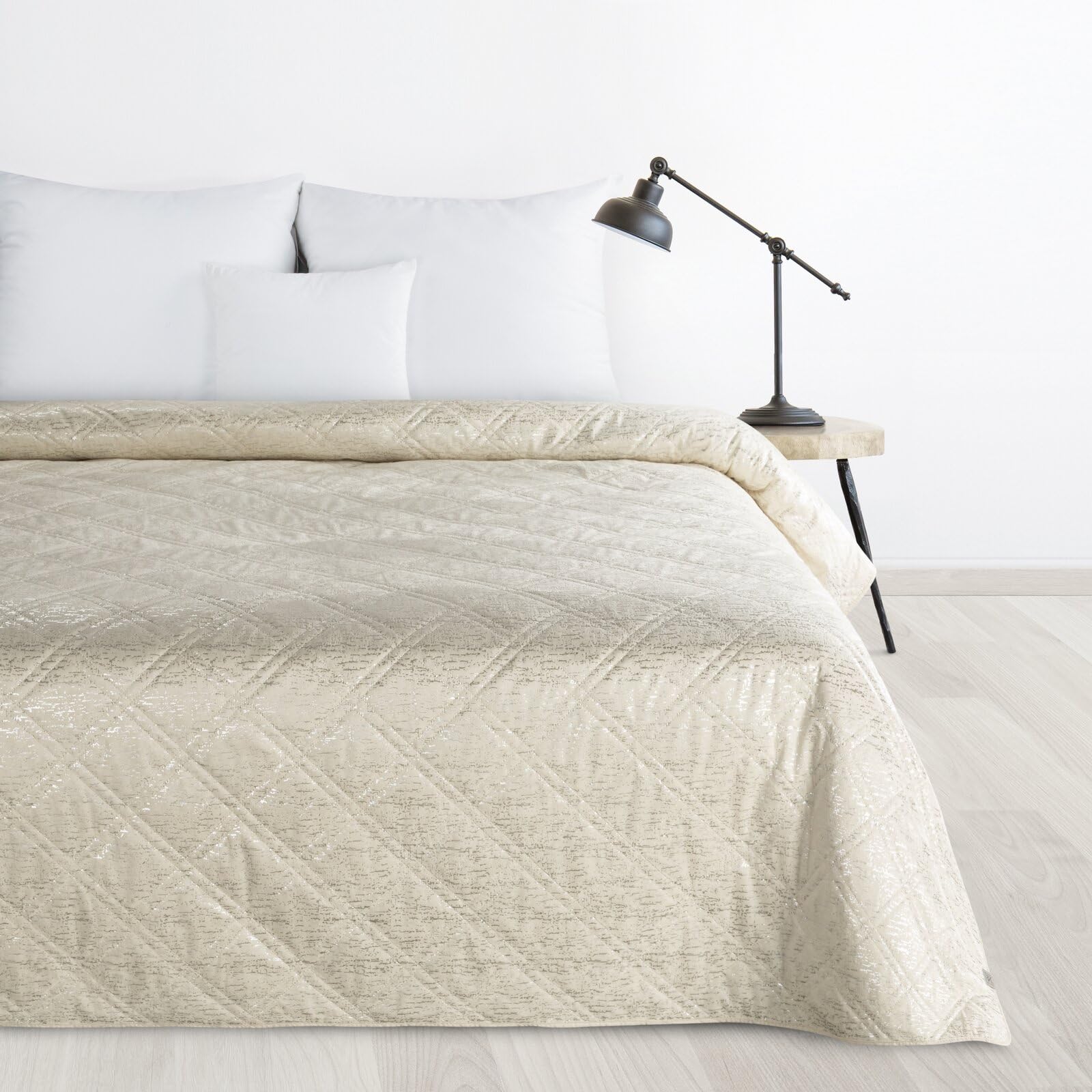 Eurofirany Weicher Bettüberwurf Velours LUIZ Blink – Creme – 220x240 cm – Steppdecke mit Glanz & Silberdetails