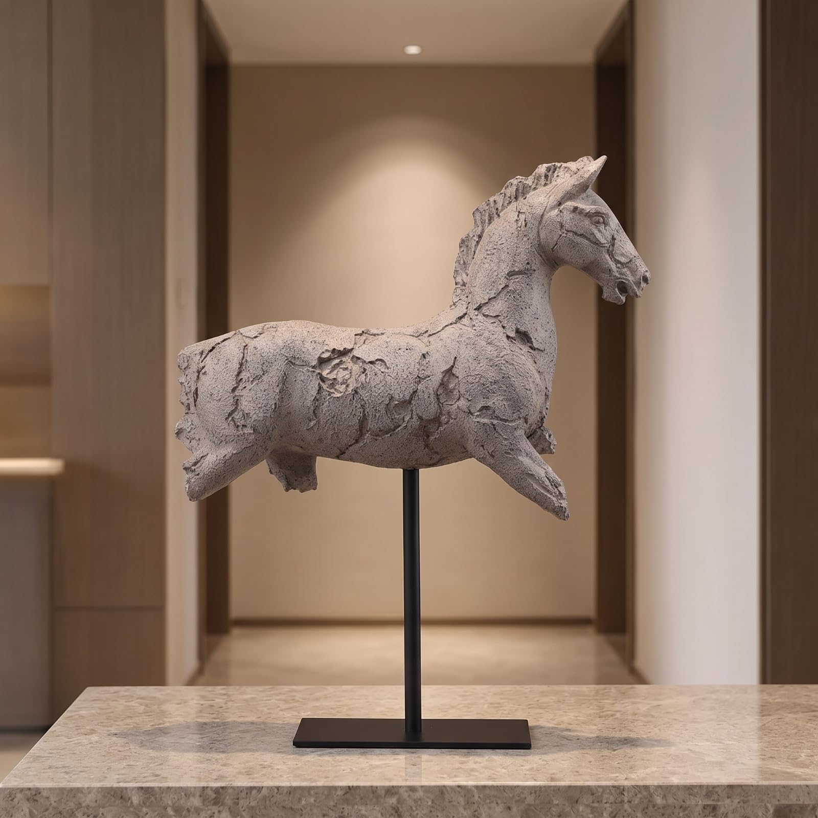 Escultura de Caballo Decorativa en Resina con Acabado Rústico y Textura Esculpida sobre Soporte de Metal Robusto Adecuada para Consola Sala Oficina Librería, Gris, 31.5 10 40cm