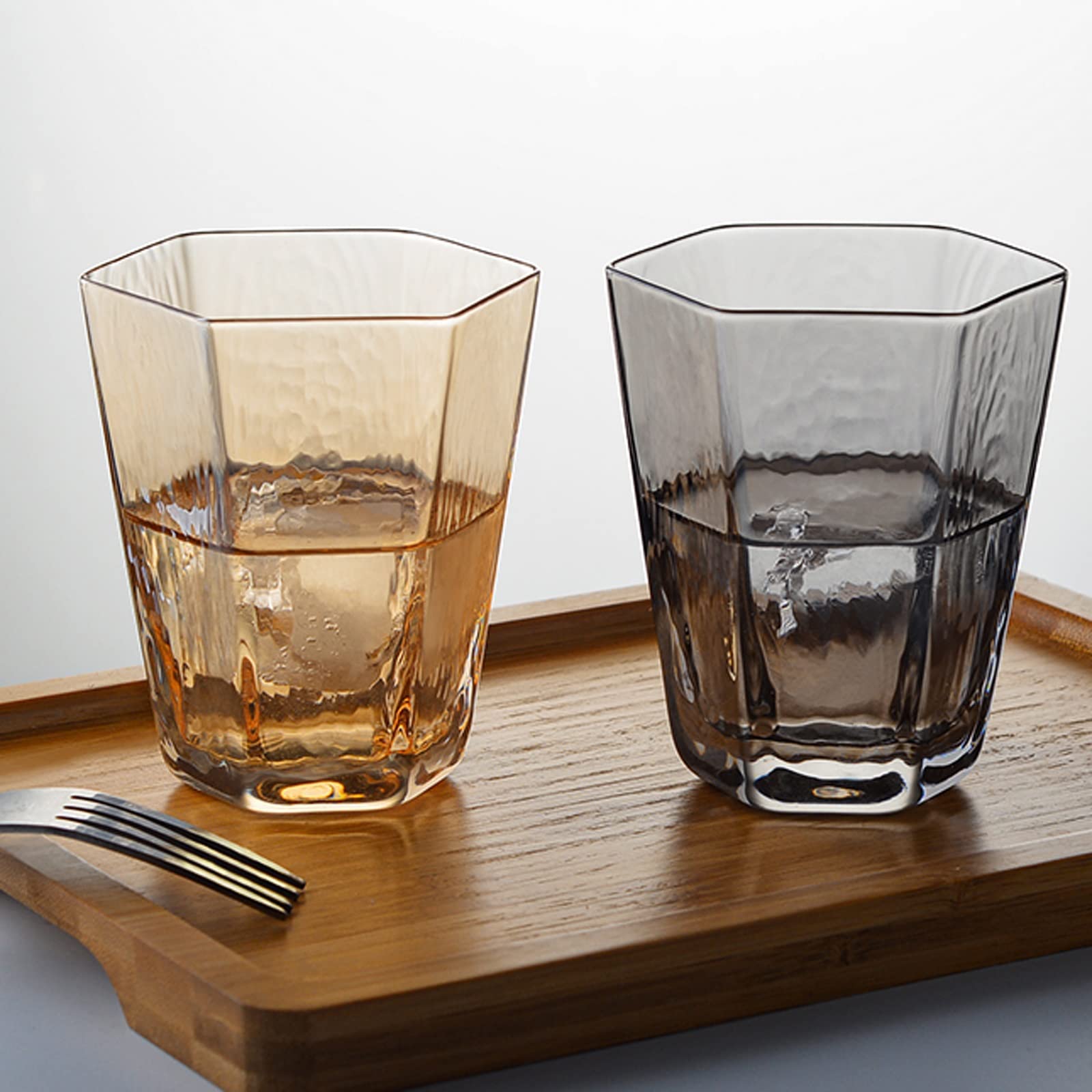 Szklanki do wody Domowe szklanki do picia (zestaw 4 sztuk) Szklany kubek Elegancki design do domu i kuchni Idealny do restauracji, barów, imprez Szklane kubki (Kolor: B) (D)