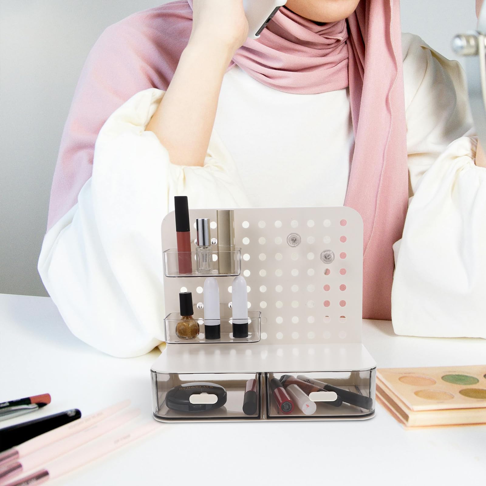 Abaodam Organizer da Scrivania Capacità Ampia in Plastica Bianco con Design Inclinato a Livelli per Cosmetici e Attrezzi, per Ufficio e Soggiorno Minimalista