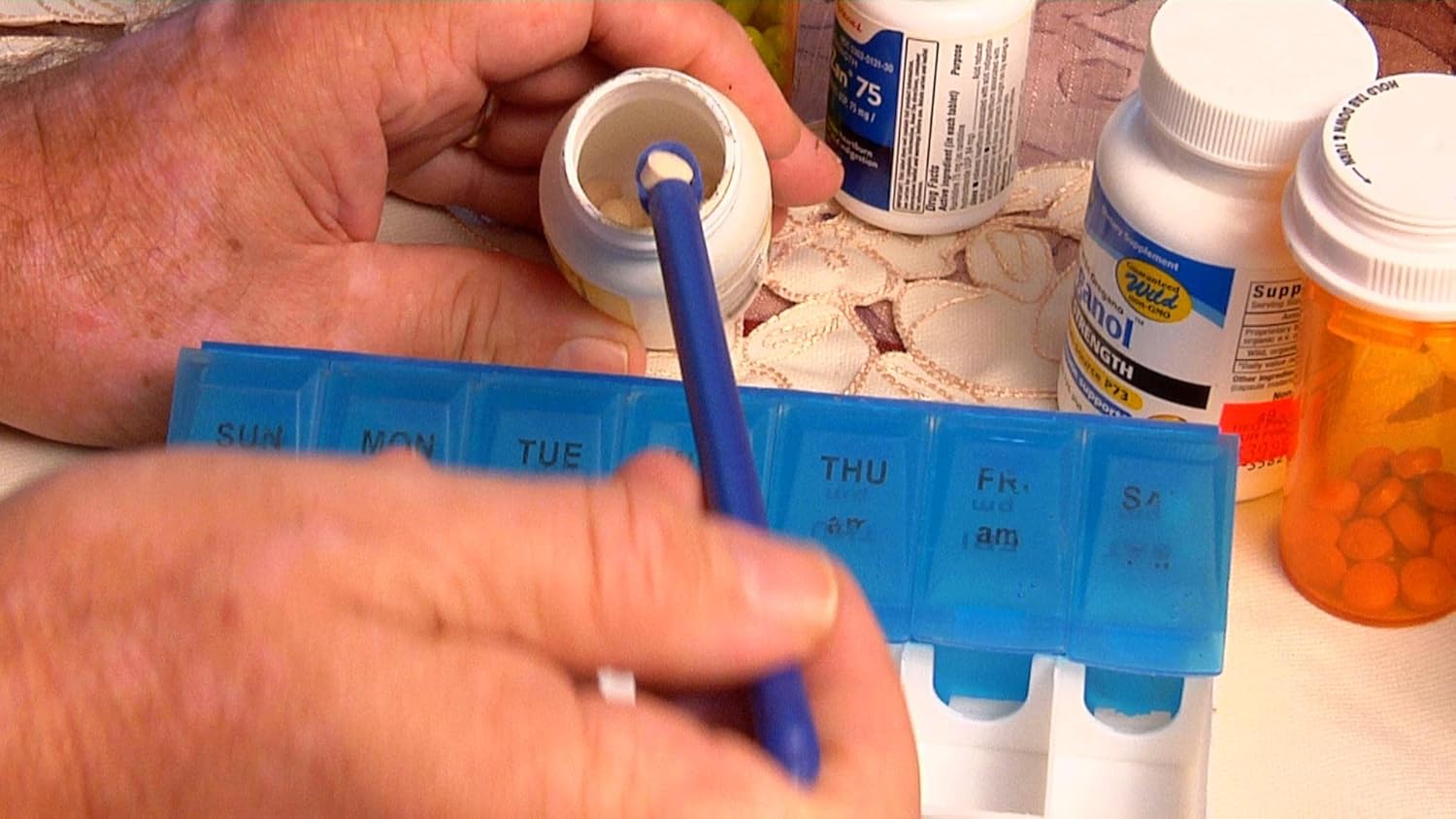 PillSpoonZ - 2 Sided Spoon Scoops Out Any Size Pills, Vitamins, Medication, Prescription Drugs, Supplements from The Bottle : Health & Household