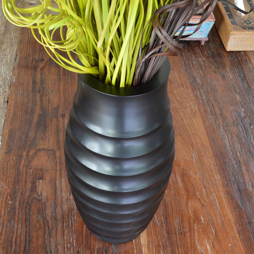 なんばパークスの家具店ハグ購入のディスプレイ用バリ島の花瓶 なんばパークスの家具店ハグ購入のディスプレイ用バリ島の花瓶