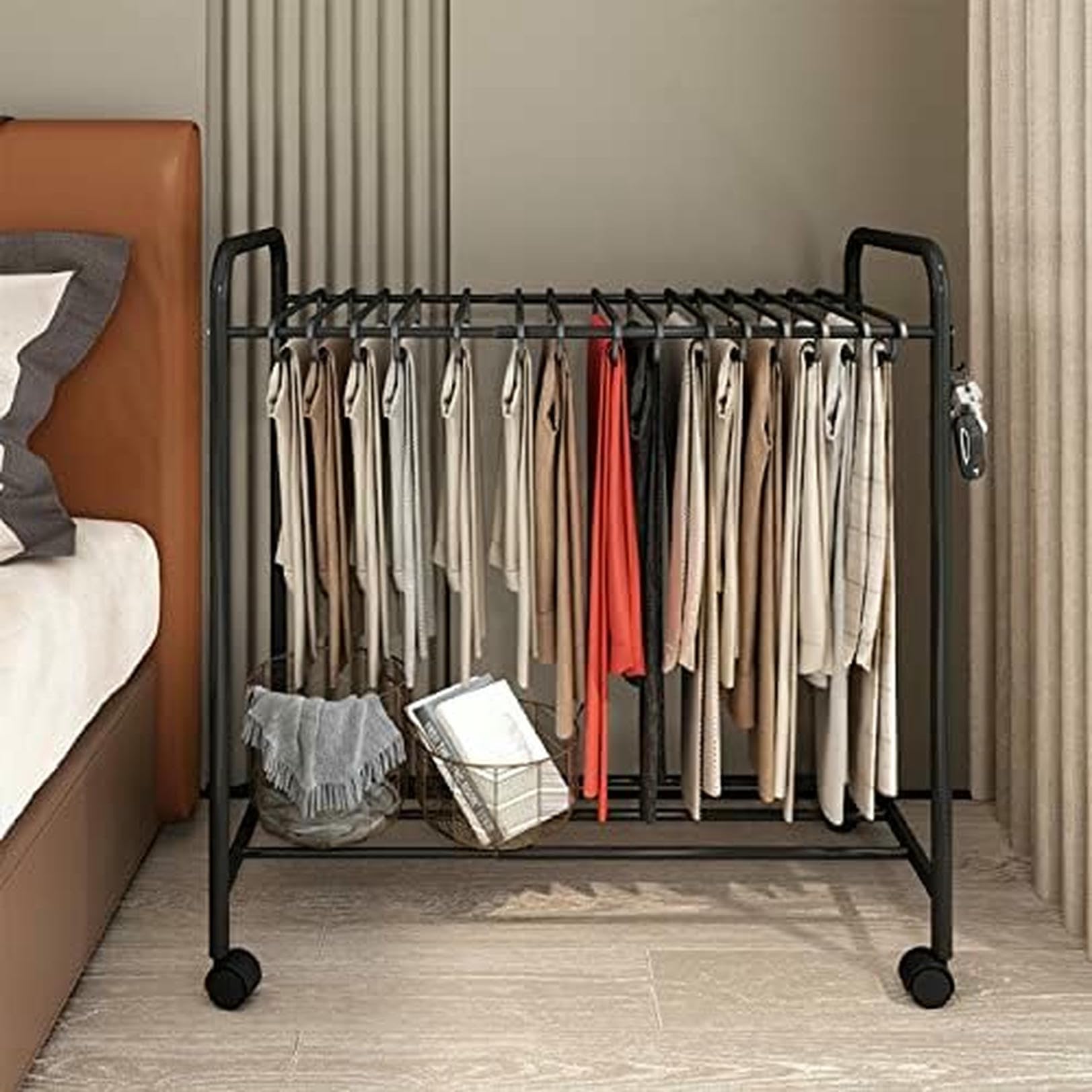 Portant à pantalons à roulettes idéal pour gagner de la place dans un dortoir ou une chambre