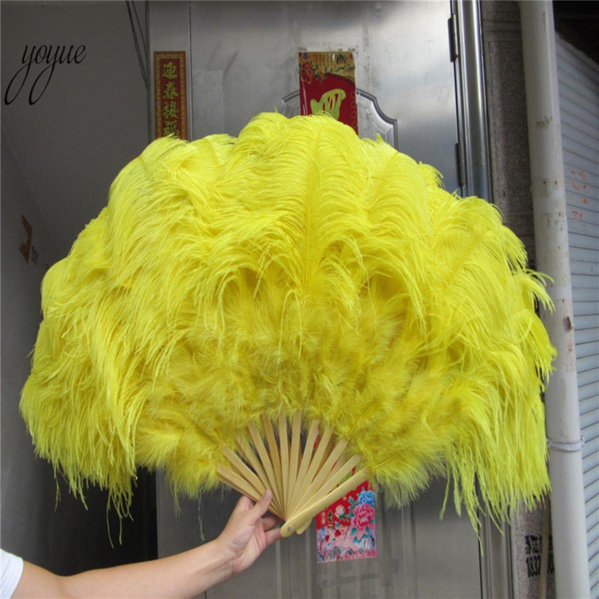 Éventail plumes d'autruche jaune 12 os au plumage fluffy pour spectacle