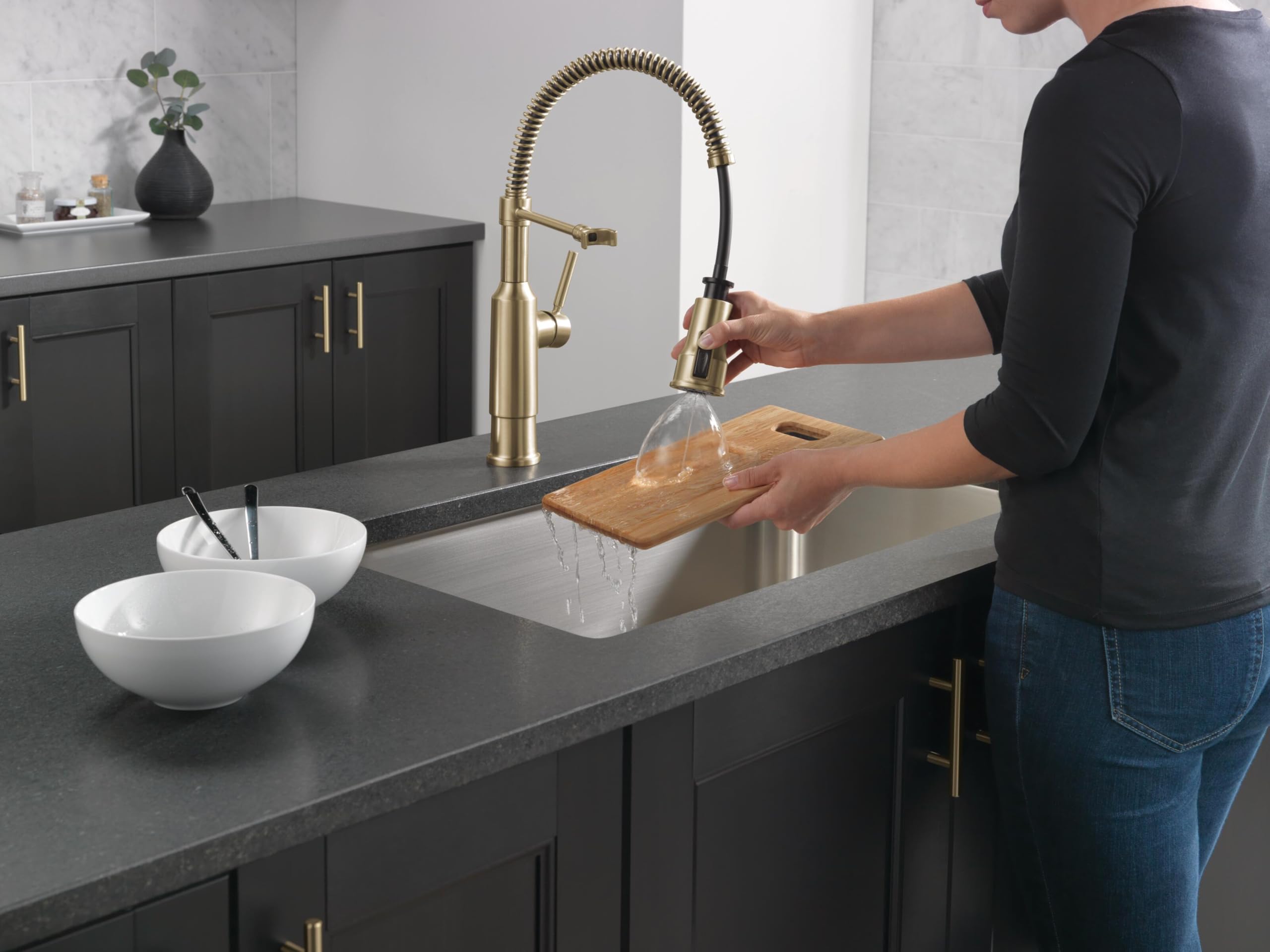 Delta Theodora 18804Z-CZ-DST - Grifo de cocina comercial estilo profesional con rociador extraíble, grifo de fregadero de cocina dorado cepillado de un solo agujero, mango único, bronce champán