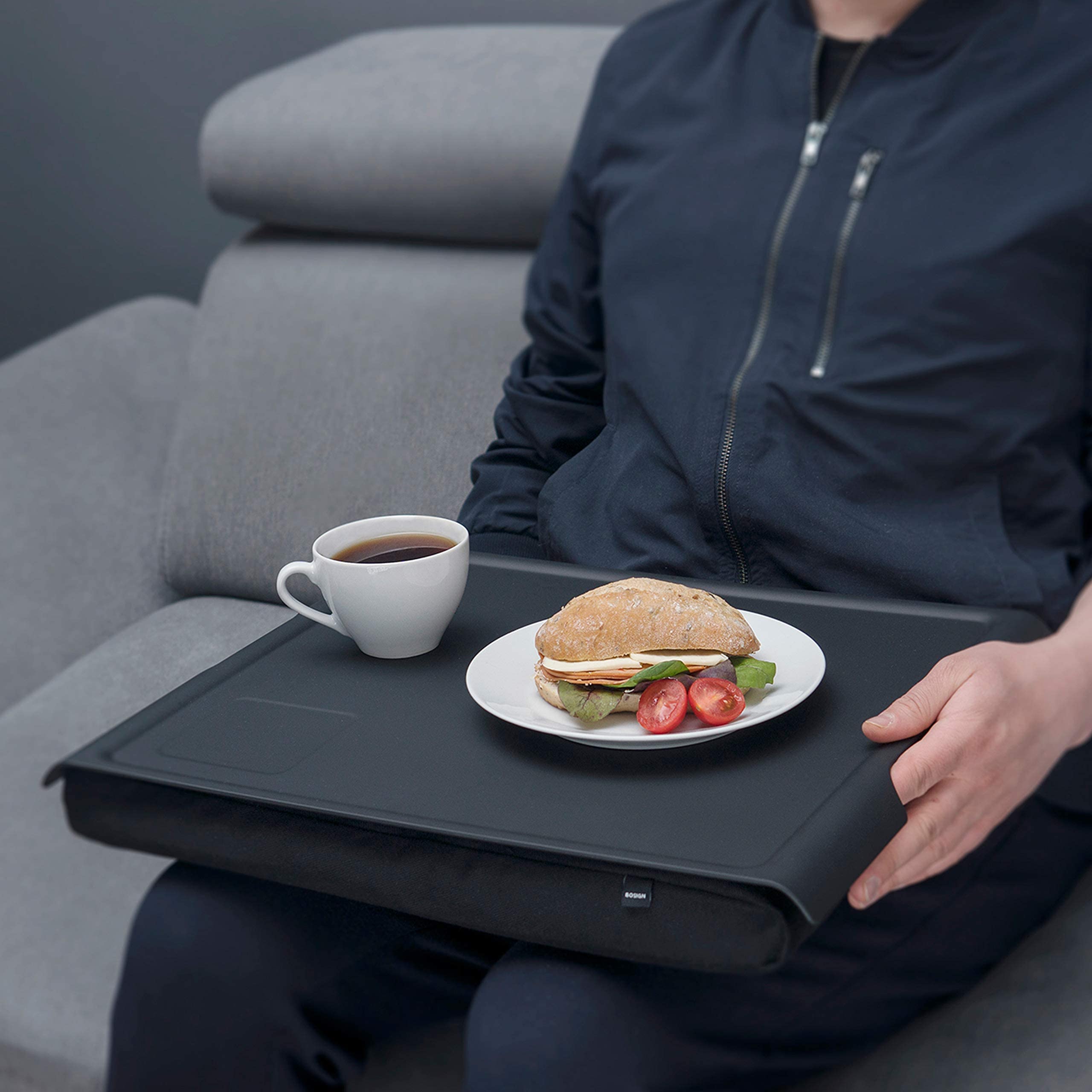 Knietablett Laptray mit Sitzsack-Kissen für Laptop, Frühstück. Rutschfestes Tablett. Abnehmbarer und waschbarer Kissenbezug. Schwarzes Tablett. Schwarzes Kissen. Groß - 46 x 38 x 6,5 cm