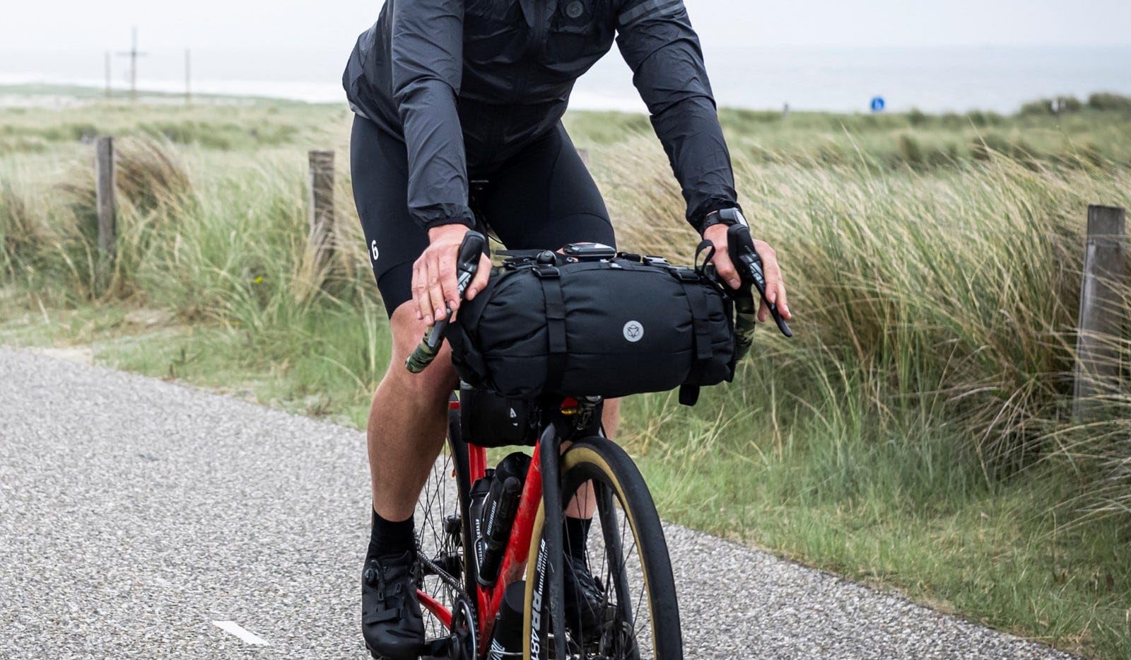 AGU Sacoche de Guidon Venture pour Vélo, Sacoche de Guidon 17 litres, Hydrofuge, Réfléchissante, Montage Simple, 100% Polyester Recyclé