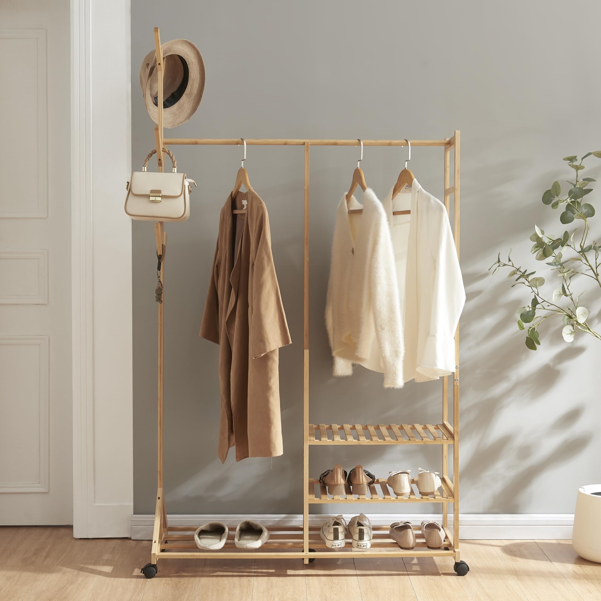 [en.casa] Perchero Burro con 5 ruedas 1 Barra 6 Perchas para Sombrero 3 Estantes para Zapatos Bolsos Accesorios Dormitorio Vestidor Estable Bambú 176x100x38 cm - Natural