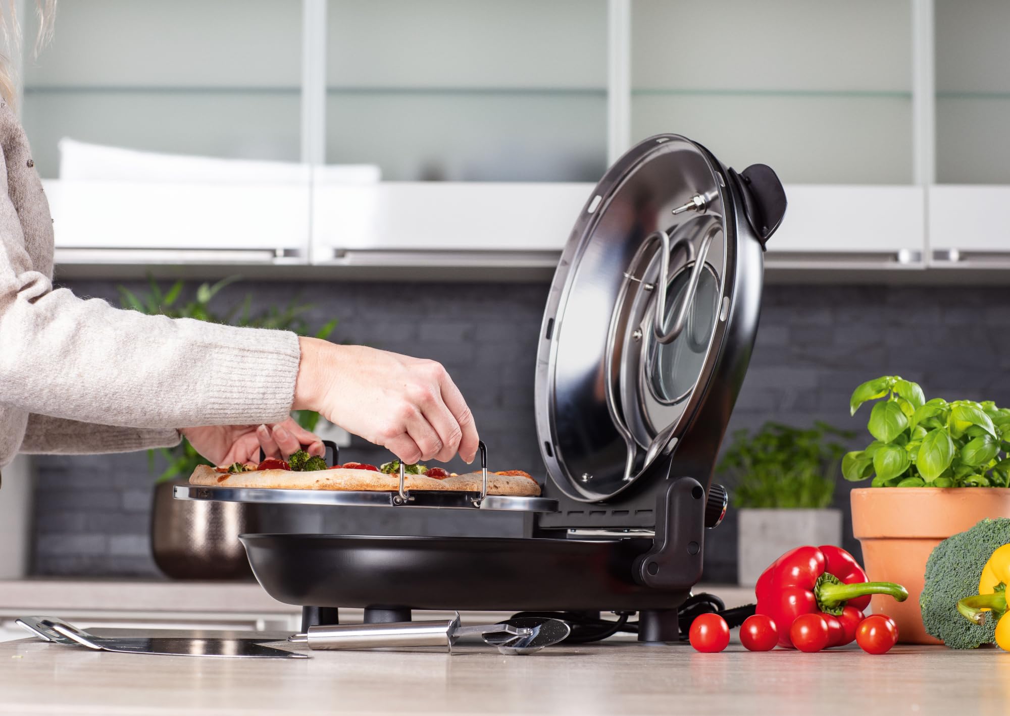 CHEF CUISINE Pizza Maker mit Keramikstein Ø 31 cm – Elektrischer Pizzaofen mit 1.200 Watt, Sichtfenster, Ober-/Unterhitze, inkl. Pizzaheber & Pizzaschneider – Ideal für Pizza, Flammkuchen & Fladenbrot