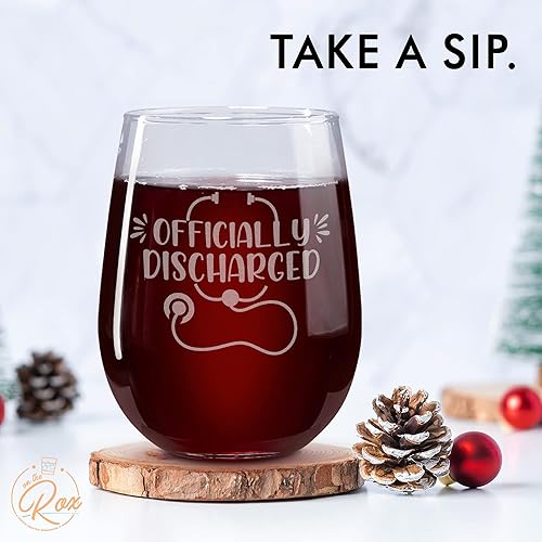 Miniatura 5 de On The Rox Drinks Regalos de enfermera para mujeres, juego de 2 copas de vino sin tallo de 17 onzas, regalos divertidos para enfermeras, regalos de