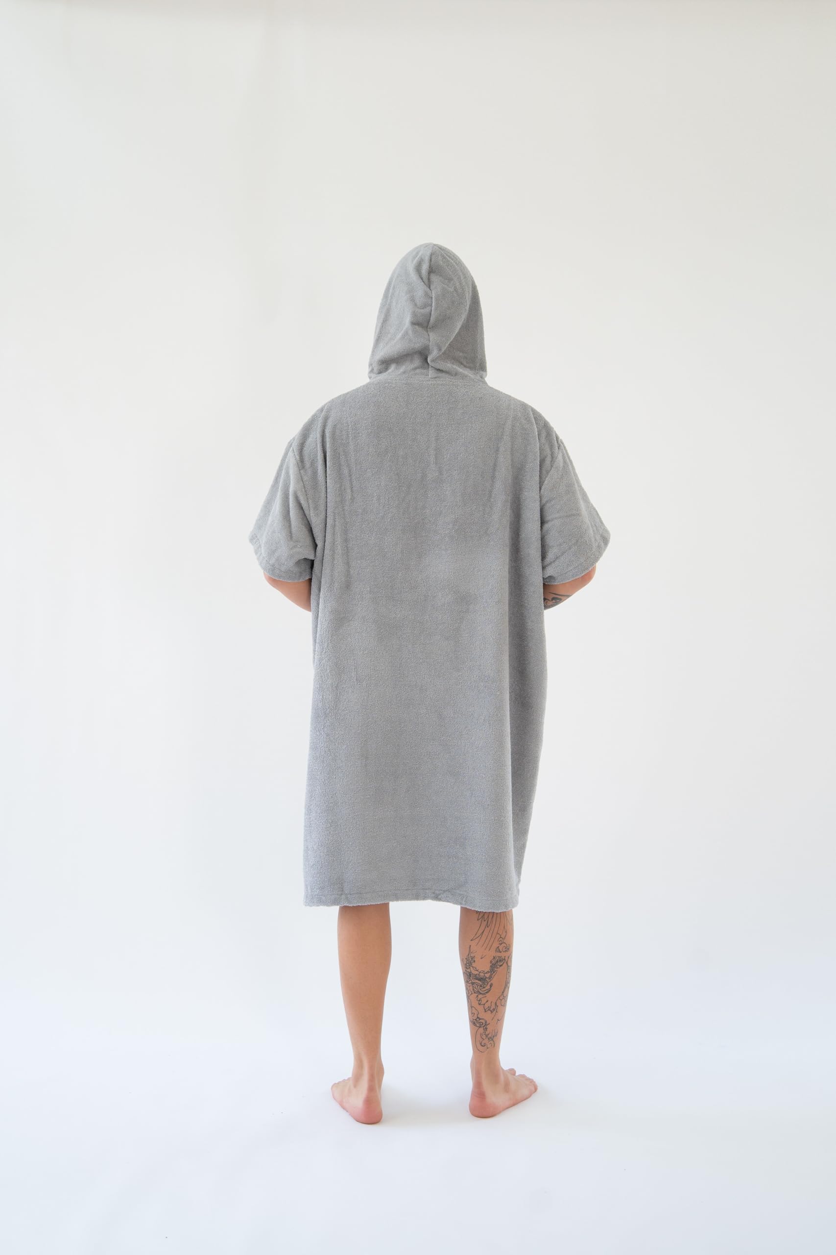 Badeponcho Damen Herren aus 100% Baumwolle – Surf Poncho mit Kapuze & Tasche, OEKO-TEX Standard 100, weich & saugfähig – Strandponcho Handtuch für Sauna, Pool & Surfen