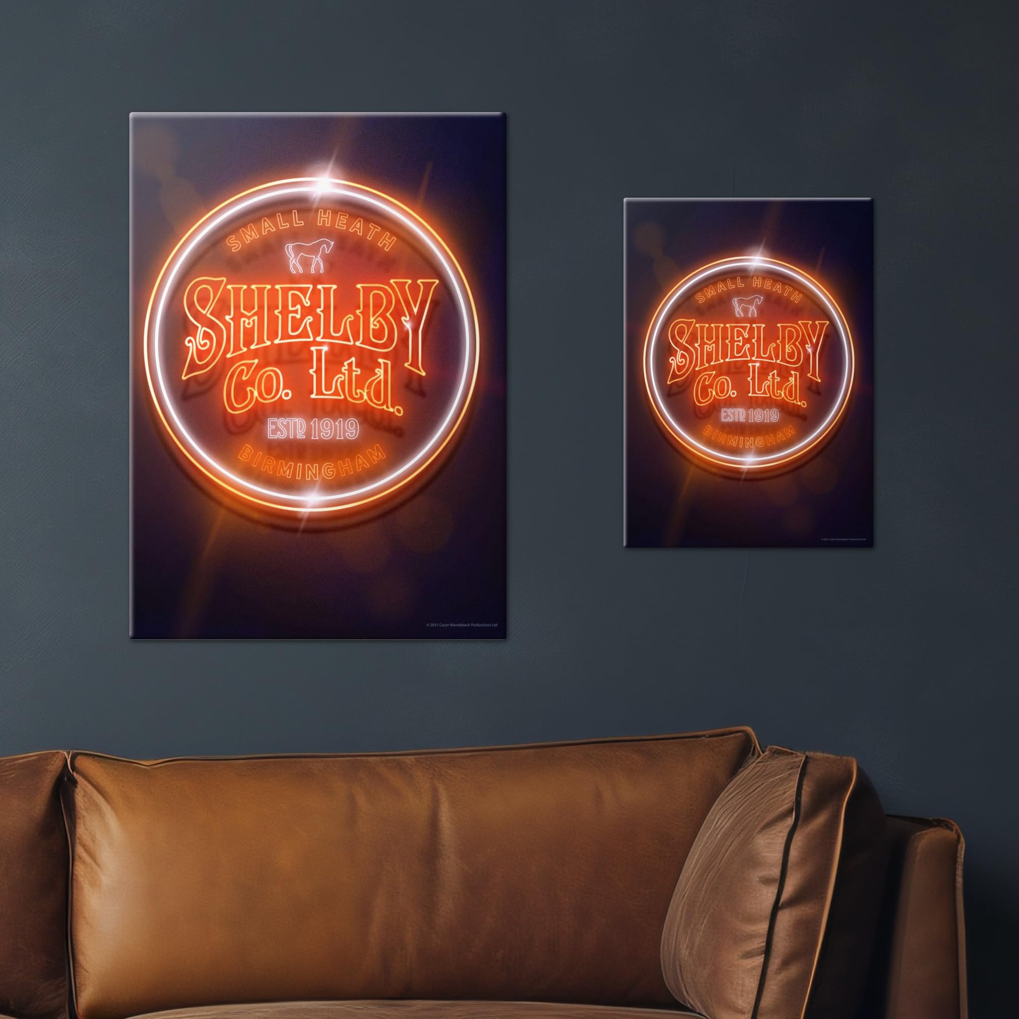 Displate Metall poster Peaky Blinders Shelby Co Ltd Neon Größe M | Moderne Bilder Wohnzimmer, Wandbilder für Schlafzimmer. Wanddeko & Geschenk. Wandkunst mit Magnet-Befestigung, ohne Bohren.