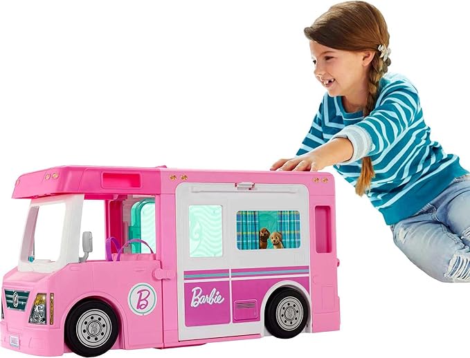 Barbie DreamCamper 3 en 1: Autocaravana Transformable con Piscina y 50 Accesorios