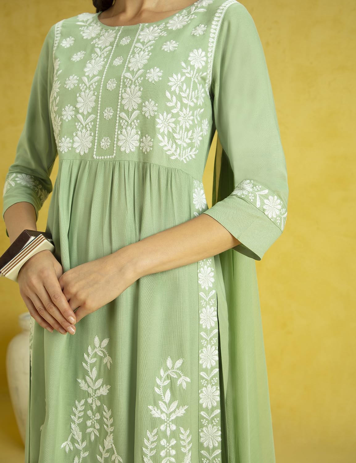 Kaari Completo Kurta Chikankari da Donna Dupatta - vestibilità Aderente e Svasata | Dupatta in Chiffon con Fascia Ricamata | Pantaloni Dritti con Tasca Laterale | Completo Kurta da Donna