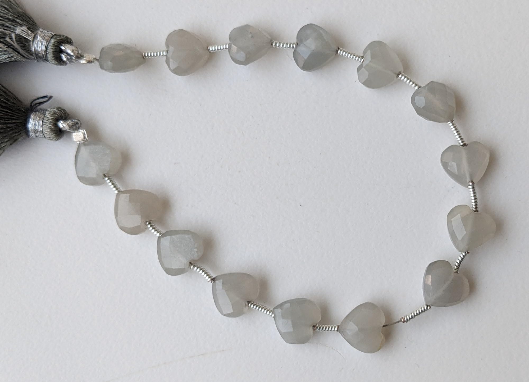 Donna Perline a forma di cuore in pietra di luna grigia da 8 mm, 7 pollici, 15 pezzi Perline diritte a cuore sfaccettato in pietra di luna grigia, ADG399