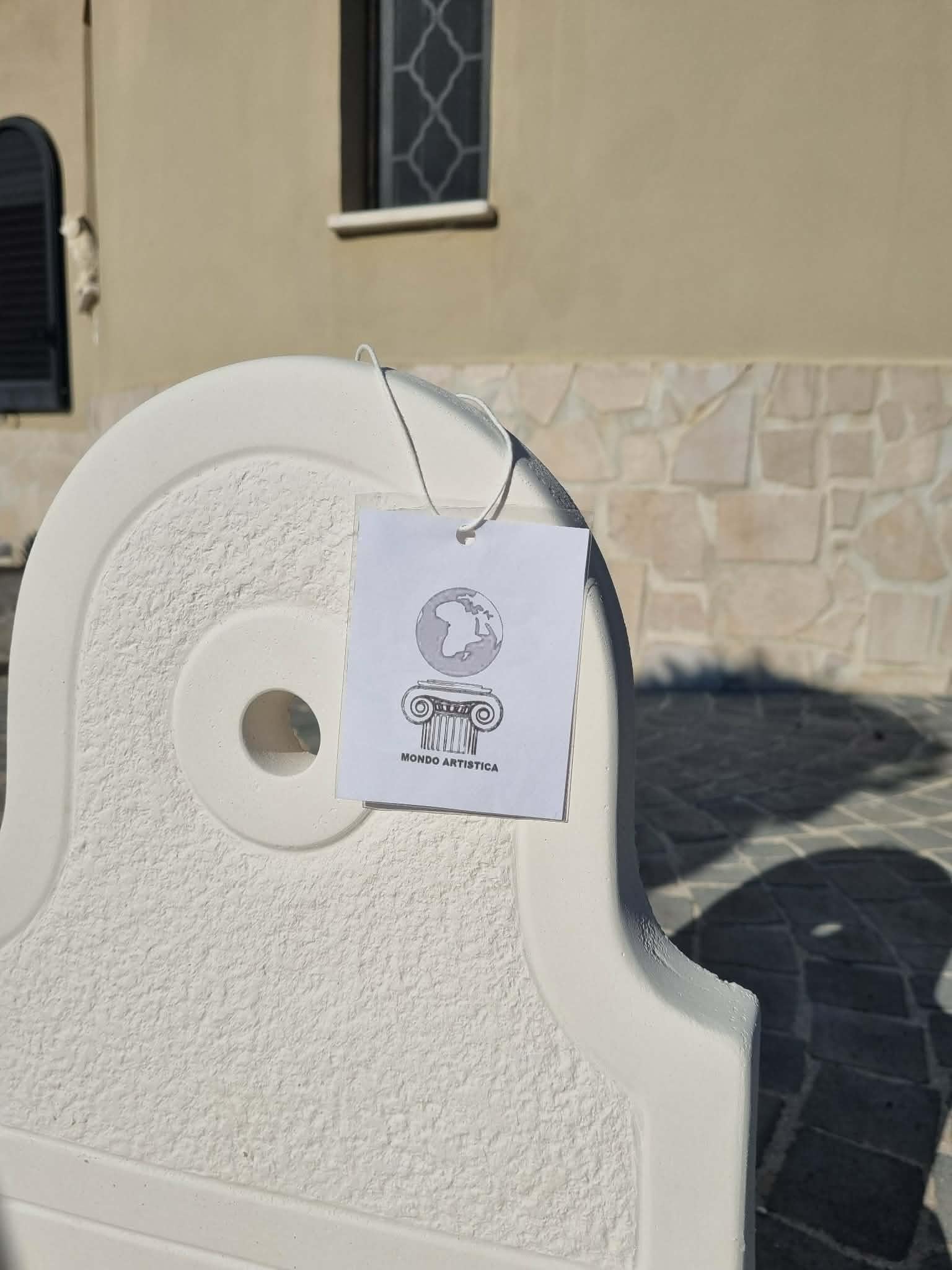 MONDO ARTISTICA Fontana da Parete Sospesa per Giardino, Cemento Bianco e Polvere di Marmo, Piccola, Per esterno altezza 48 cm
