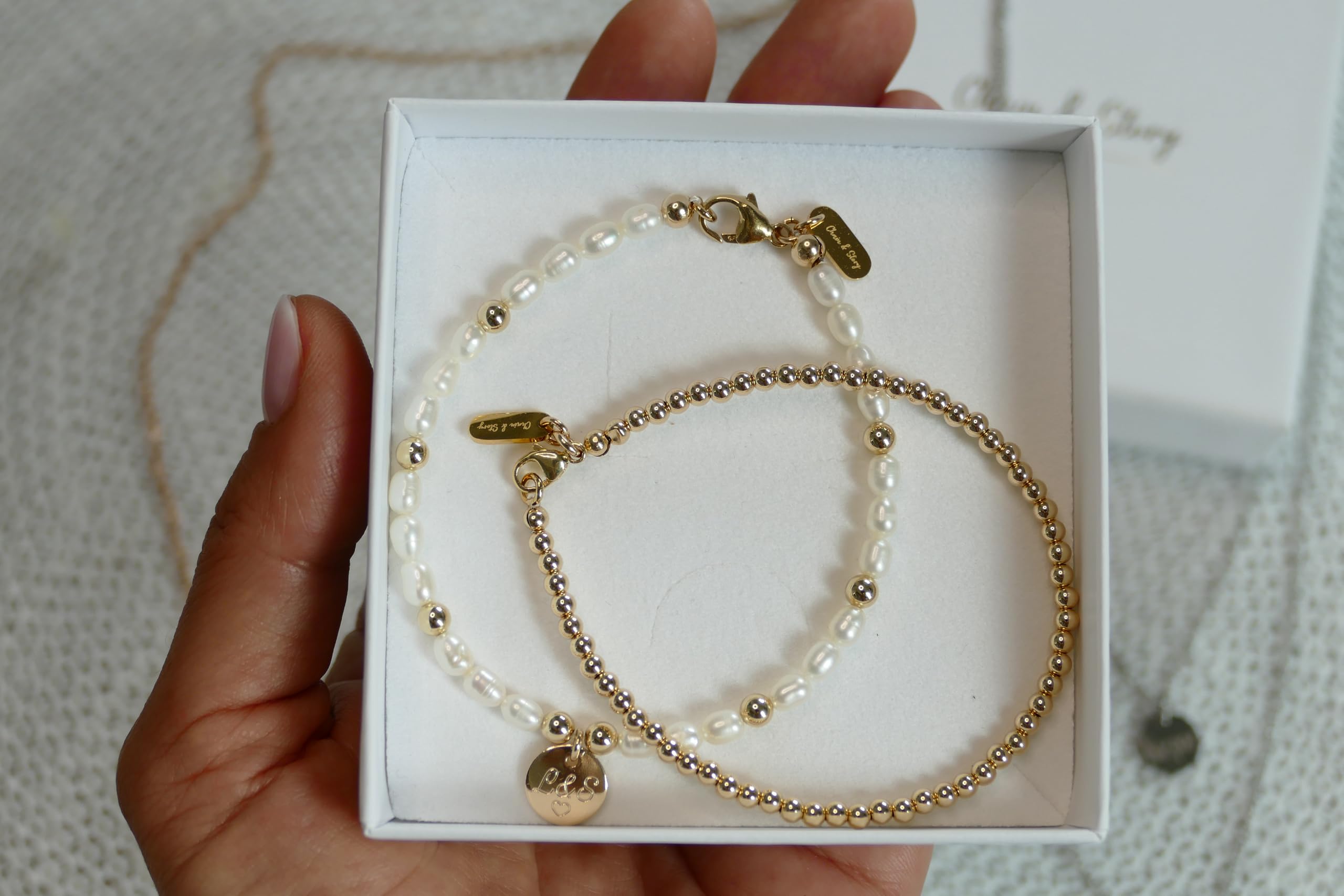FLEUR Armband mit Gravur Süßwasserperlen 14K Gold Filled oder Rosé Gold Filled | Personalisierter Schmuck | Geschenke für Frauen zum Jahrestag Valentinstag Geburtstag | Perlenarmband | Mit Namen