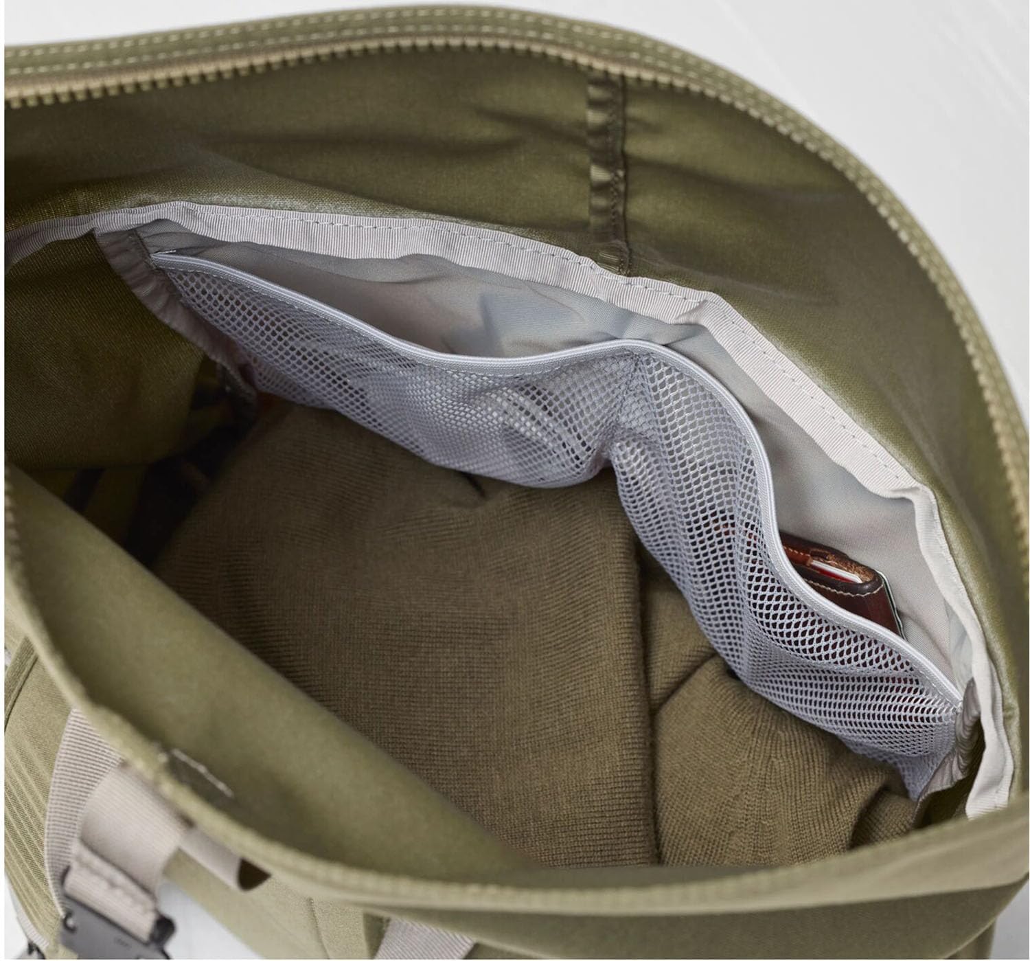 Fjällräven Vardag Foldsack 25 Backpack - Durable Fabric, Roll-Top Closure, Classic Design - School, Travel, Green-Clay, One Size